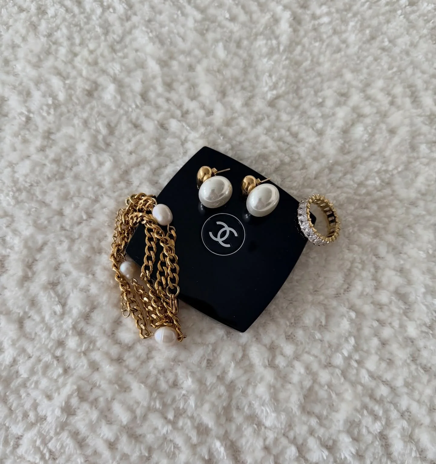 Serving Chanel-level energy&hellip; without spending Chanel-level money. Proof that looking expensive doesn&rsquo;t have to cost you a lot. 😉✨

#jewelrylover #jewelryaddict #goldjewelry #pearljewelry #luxuryvibes #expensivelook #budgetfriendlystyle 
