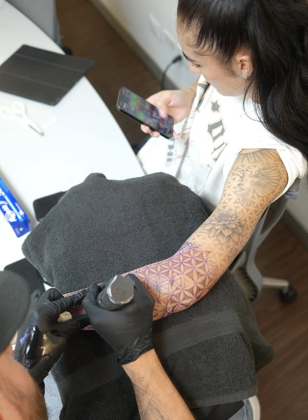 Tattooing Diana Ordóñez (professional soccer player: Liga MX, Mexico National Team)
Photo credit @dordonezz (IG)