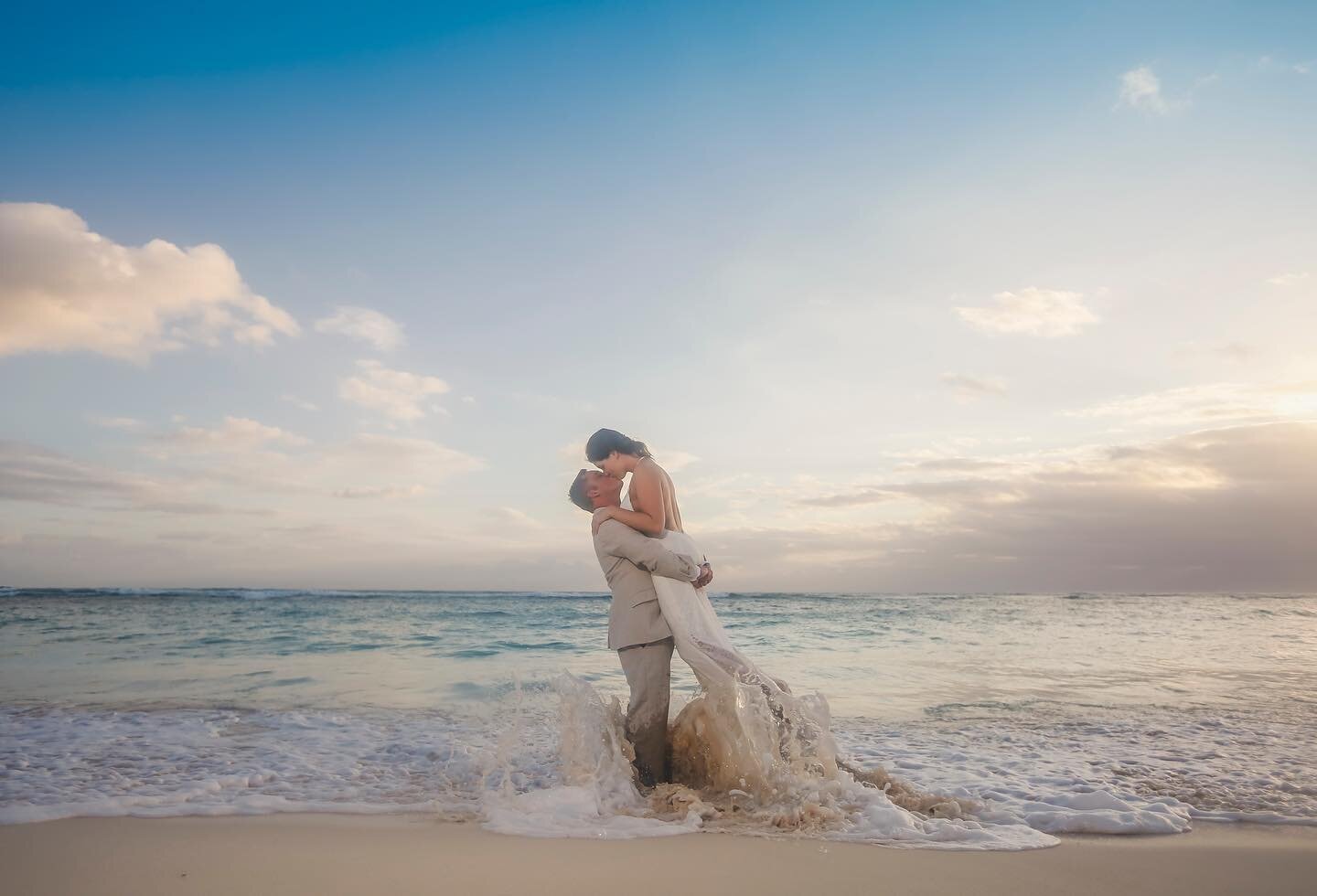 #weddingwednesday 

A picture perfect trash the dress moment ✨

📸 @beallinclusive 
🌍 @majesticresorts 

#wishtowandertravel #travel #destinationwedding #wedding #trashthedress #majesticelegance #costsmujeres #picturepicture #potd