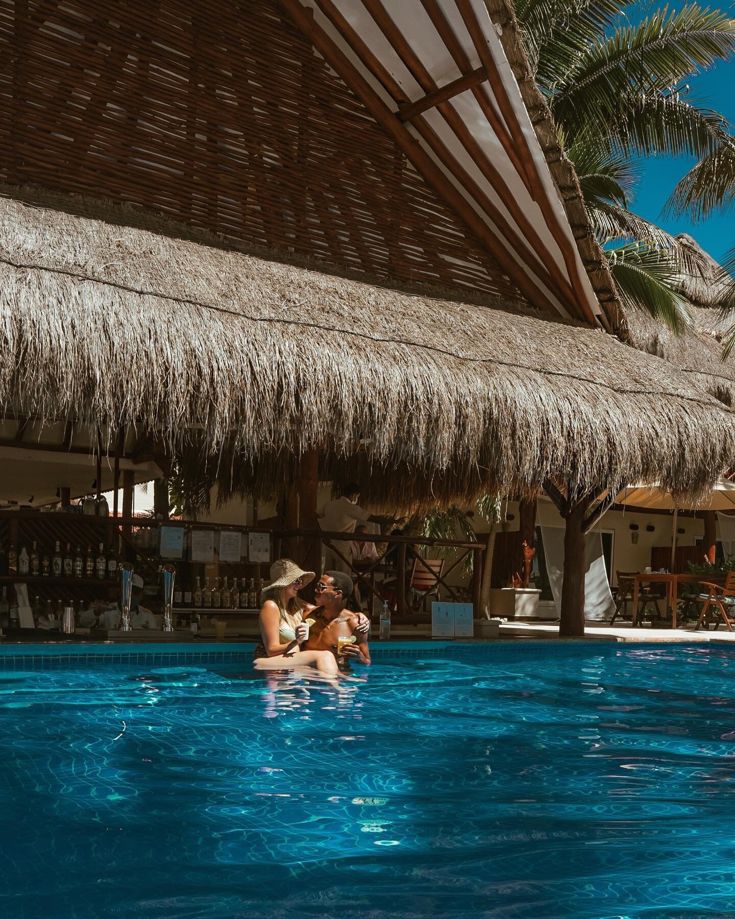 Day dreaming of swim up bars, drinks with umbrellas, and Mexico&rsquo;s beautiful views 🌴 

💃🏽 &amp; 📸 @luda_ @jessicataylorstevenson 
🌍 @eldoradoresorts 

#wishtowandertravel #travelagent #travel #travelgram #eldorado #eldoradomaroma #swimupbar