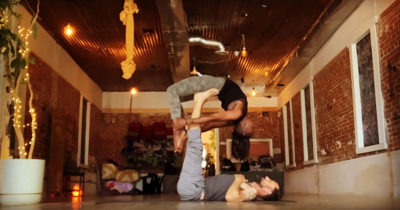 that one time at @urbansanctuary.love with @gno.sis888 + @howiseetheplanet&hellip;.
Soooo looking forward to returning soon. 🥰❣️
 

#urbansanctuarydenver #duniadharma #nonprofit #antiracist #aeriel #acro #yoga #denver #andalusia