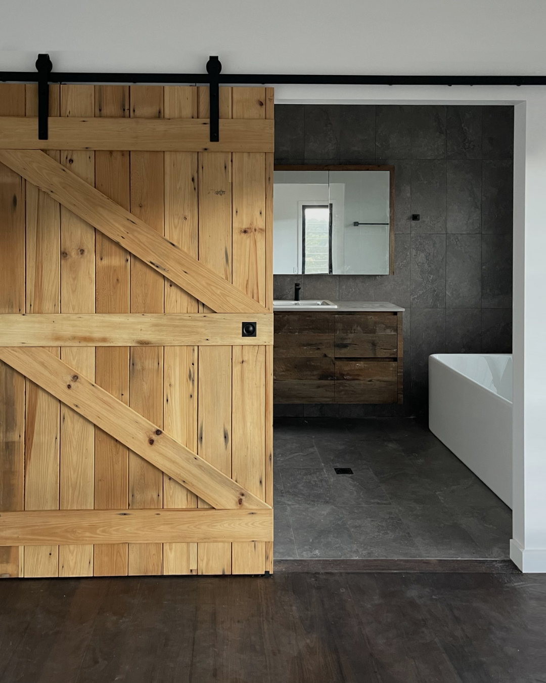 Slider door bathroom Byron Bay.png