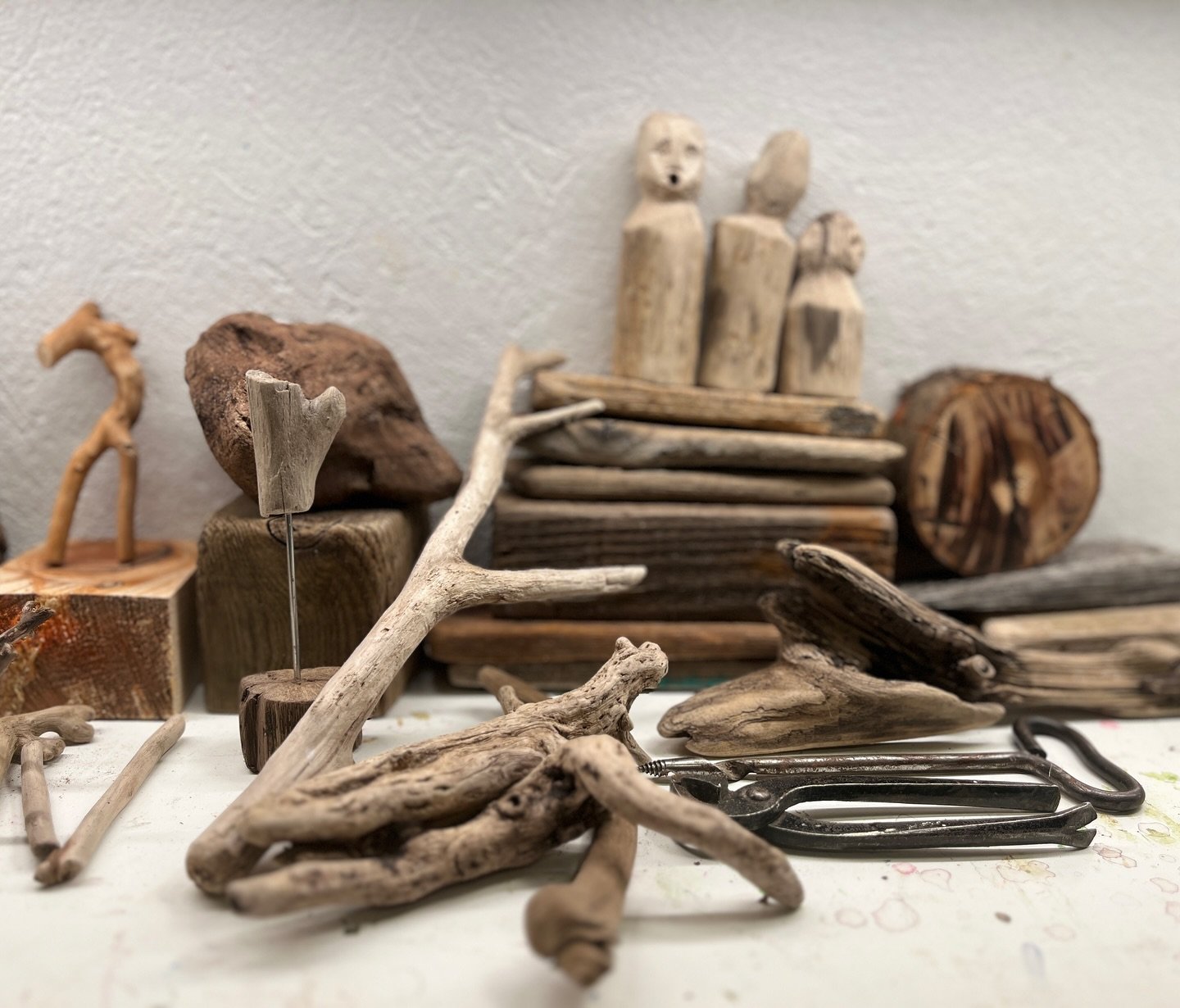 Taking a day off just cleaning up and organizing my tiny studio. I am in an in-between modus, thinking of what project to start next, driftwood or mixed media? I have a few ideas bubbling on my mind and I am as curious as you which one I will be the 