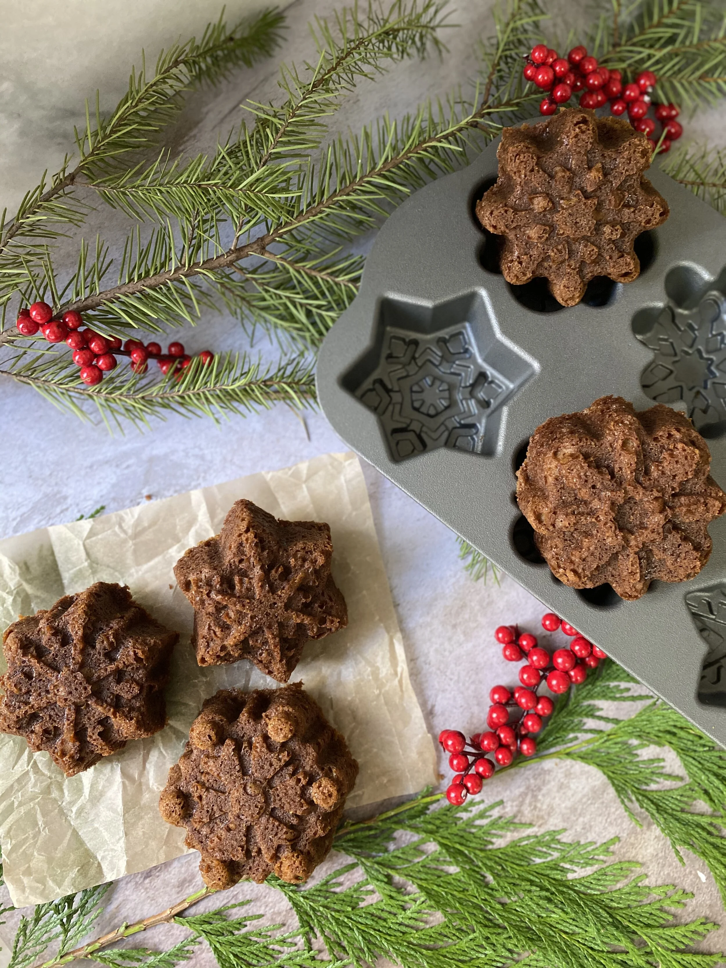 GINGERBREAD SNOWFLAKE CAKELETS