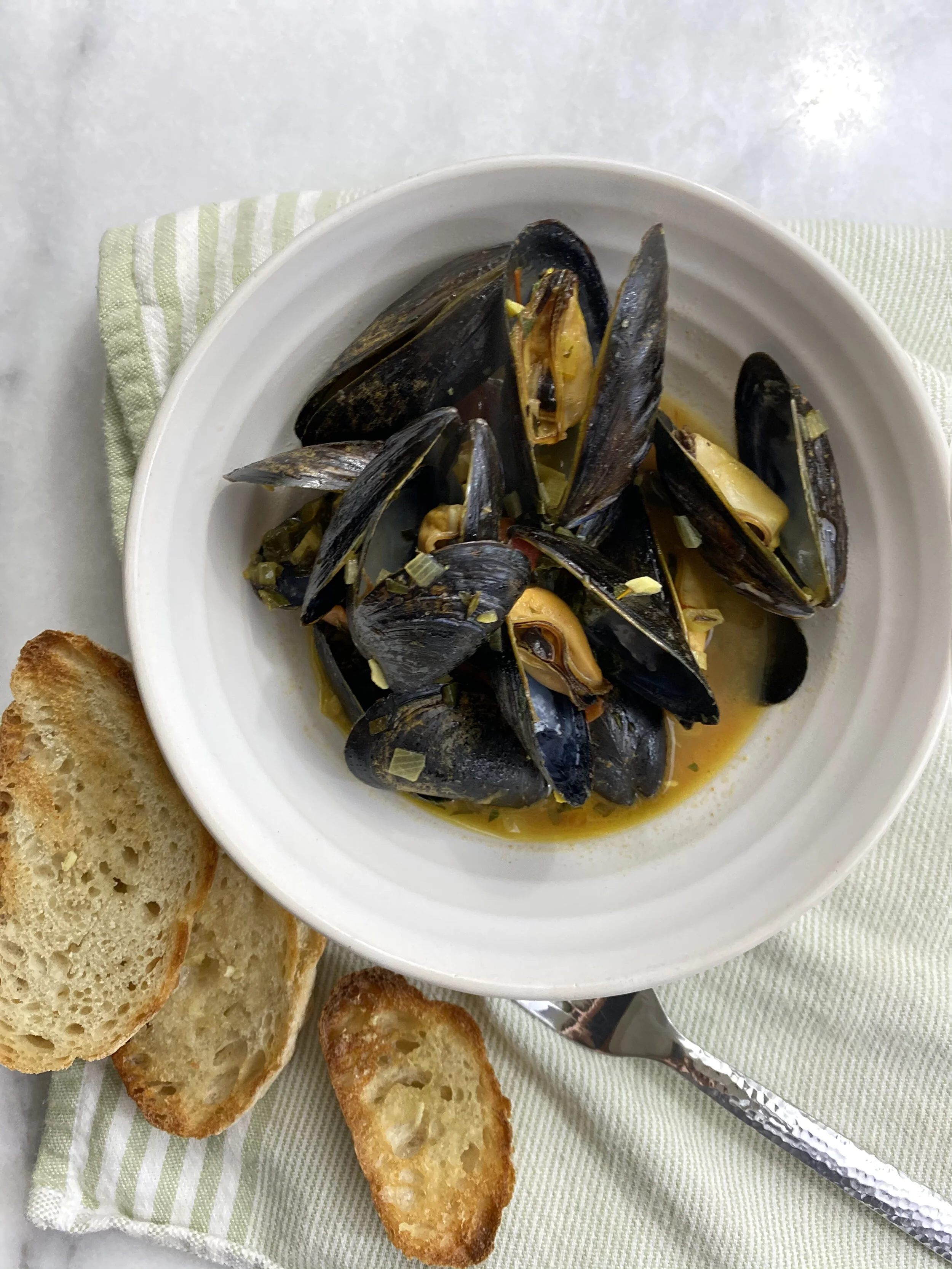 MUSSELS IN WHITE WINE