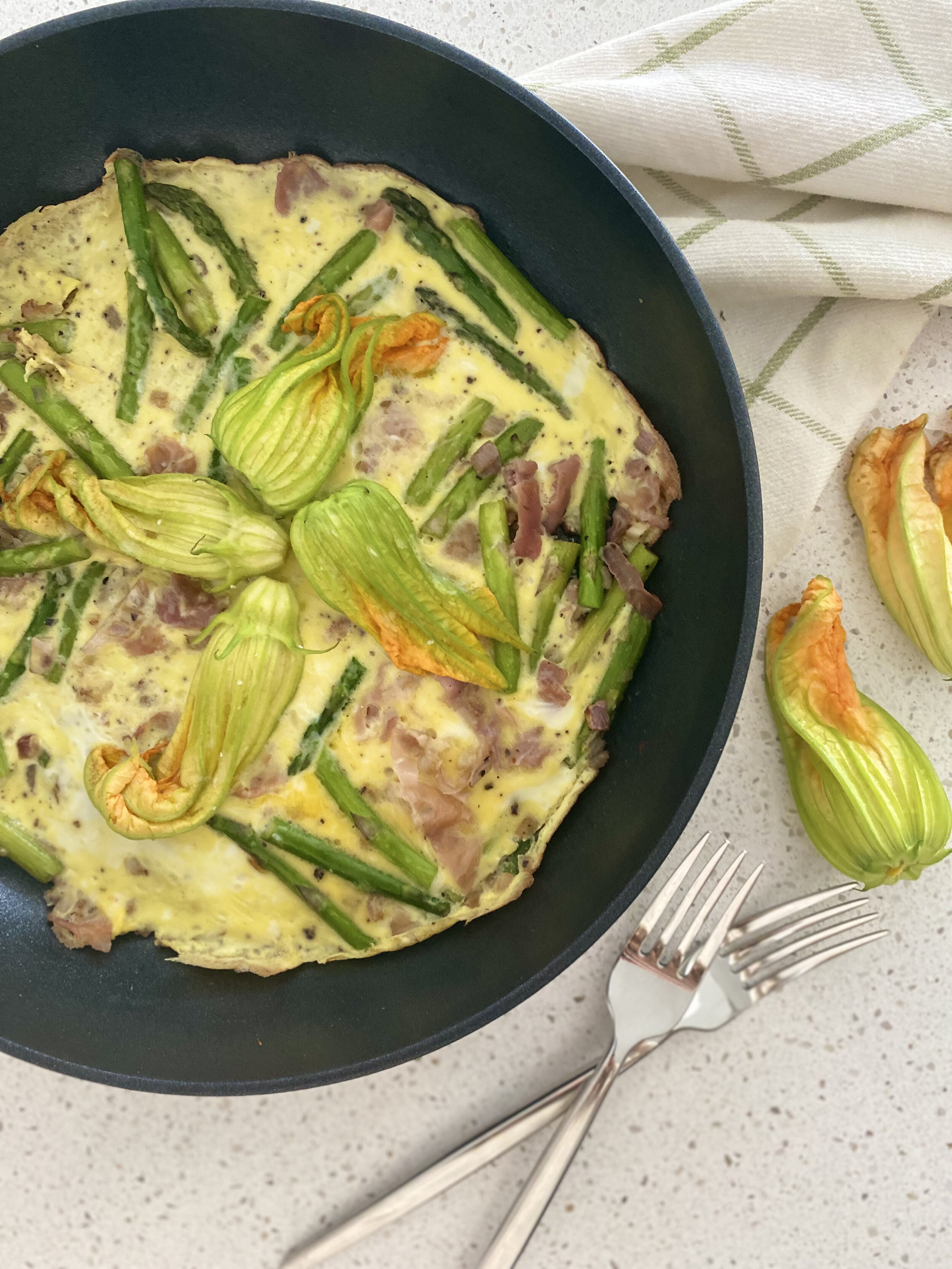 ASPARAGUS & PROSCIUTTO OMELETTE