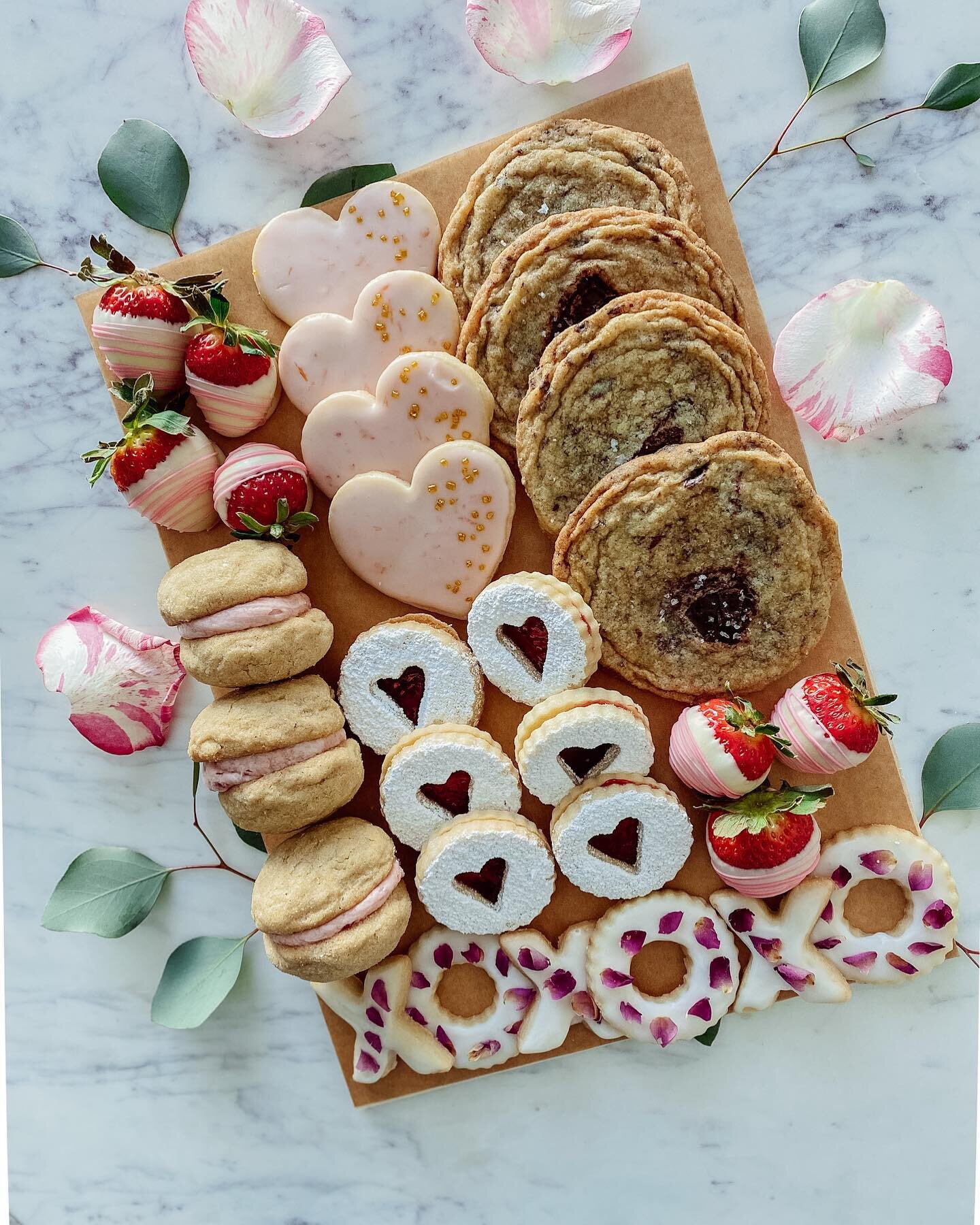Share the love with our Valentine&rsquo;s Day cookie board! 😍🥰 Six delectable treats including:
✔️chocolate chunk cookies w/ sea salt
✔️ rose tea cookies
✔️ linzer cookies w/ raspberry preserves
✔️ shortbread cookies w/ blood orange glaze
✔️ peanut