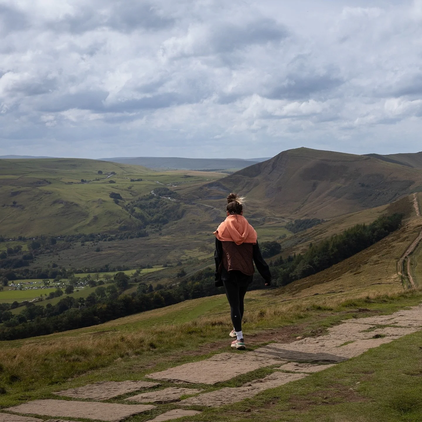 ⁣Revisited the Midlands, cup-full kinda weekend 🧡⠀
⠀
⁣Worth checking out the 14km Mam Tor (🚂 Hope station) and the shorter 5km at Lud&rsquo;s Church (car needed) if you fancy a nature break in the Peaks.⠀
⠀
Tagged on some driving range fun (still t