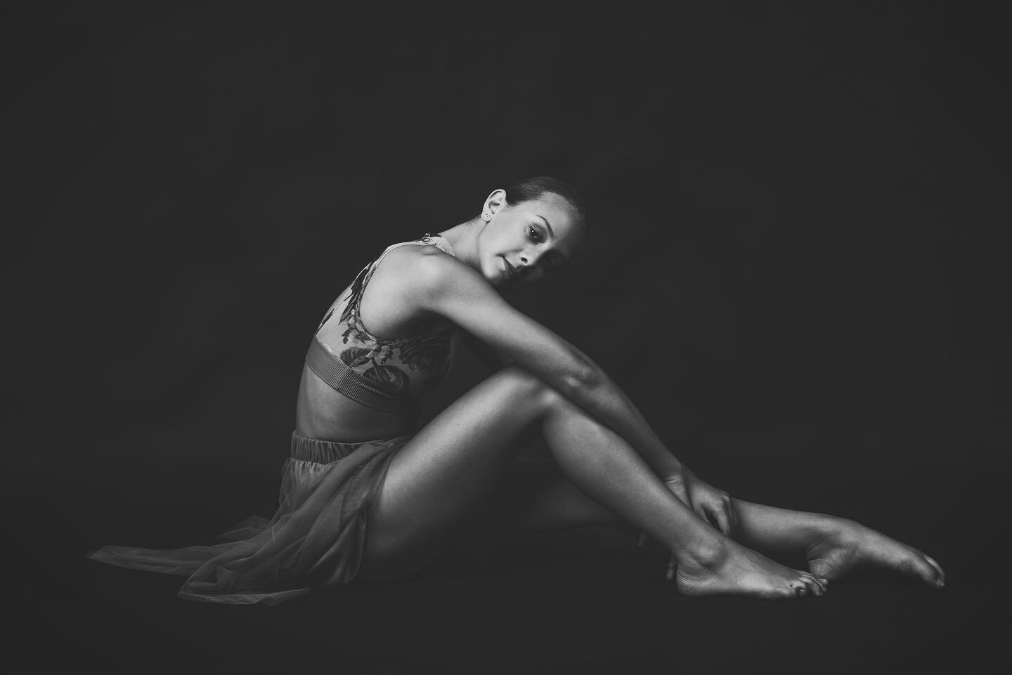 Leila Skye Gulli @dancer.leila #dancer @eliteacademyofdance #dancersofinstagram #dance #dancersofinstagram @vilmarodriguezphotography #studiophotography #studiosession #blackandwhitephotography #blackandwhite