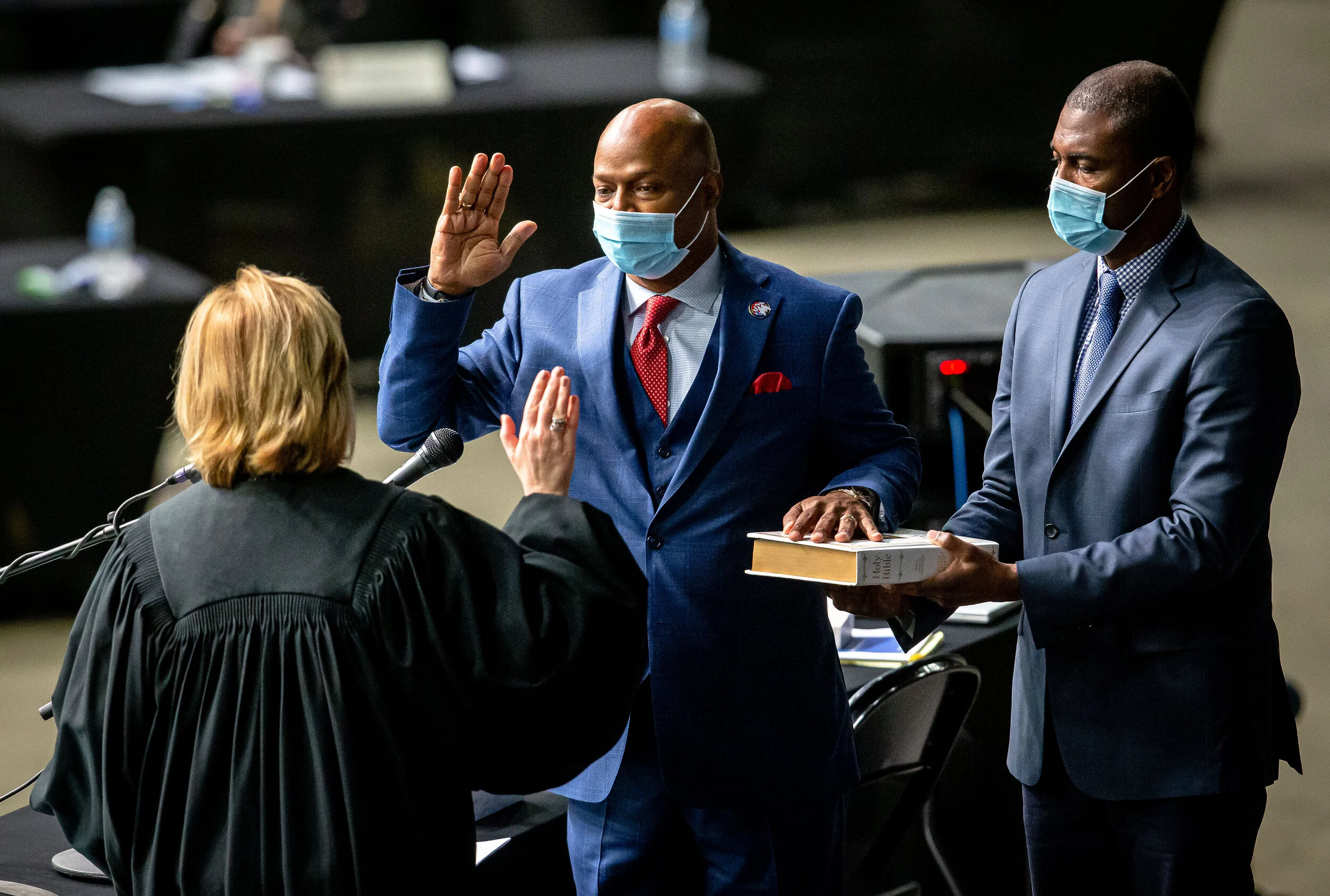 THE ILLINOIZE (New Speaker Special Edition): Welch promises "this is a new day"...Durkin isn't sold...Some great photos from Lame Duck session