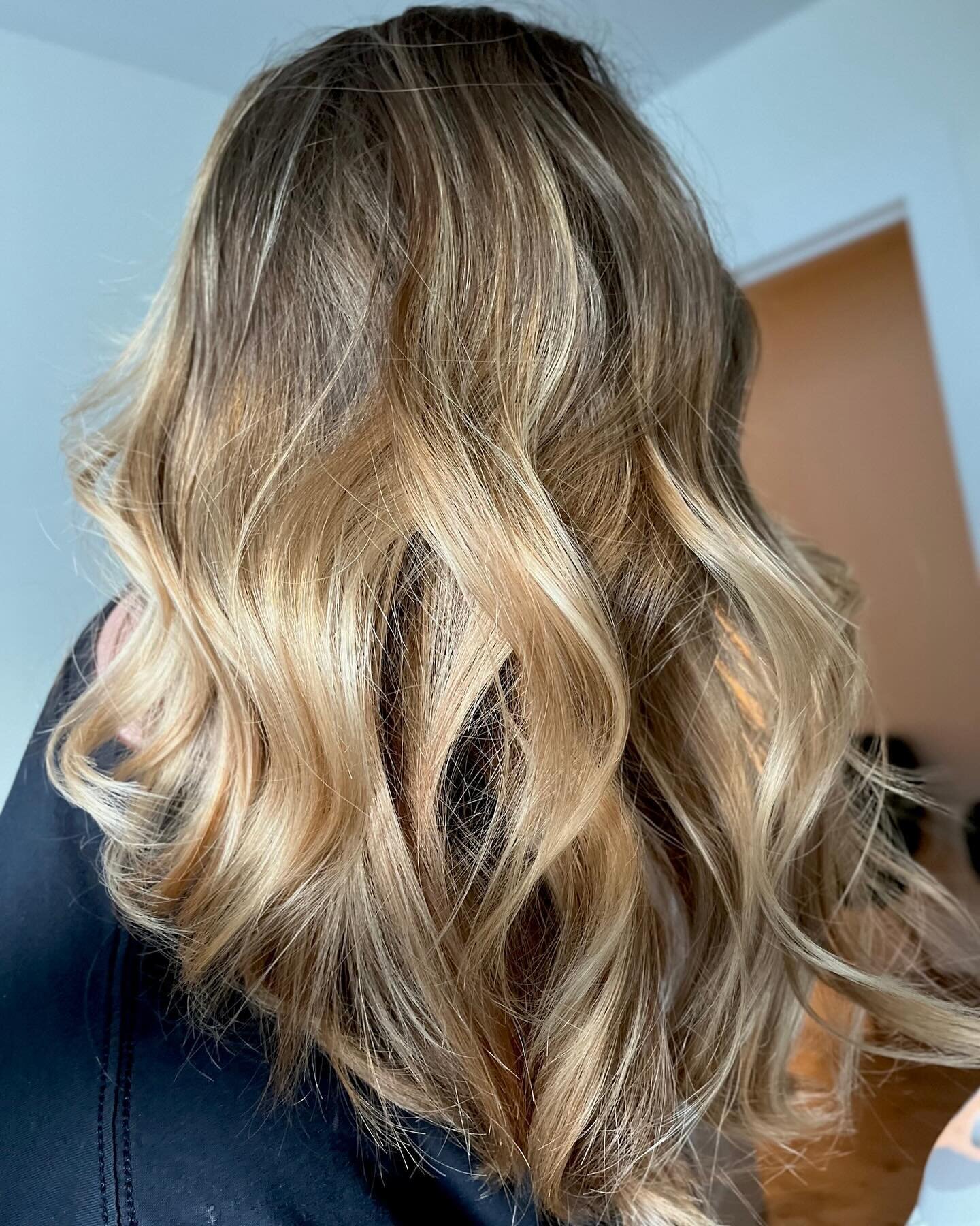 The best hair day.⁠
⁠
Full foils to create a lived in look by @moxiemiller_debbieblonding for stylist @moxiemiller_lauren. Stunning loose @ergostylingtools curls show of the dimension of her color.⁠
⁠
Make sure to secure your April appointment and #s