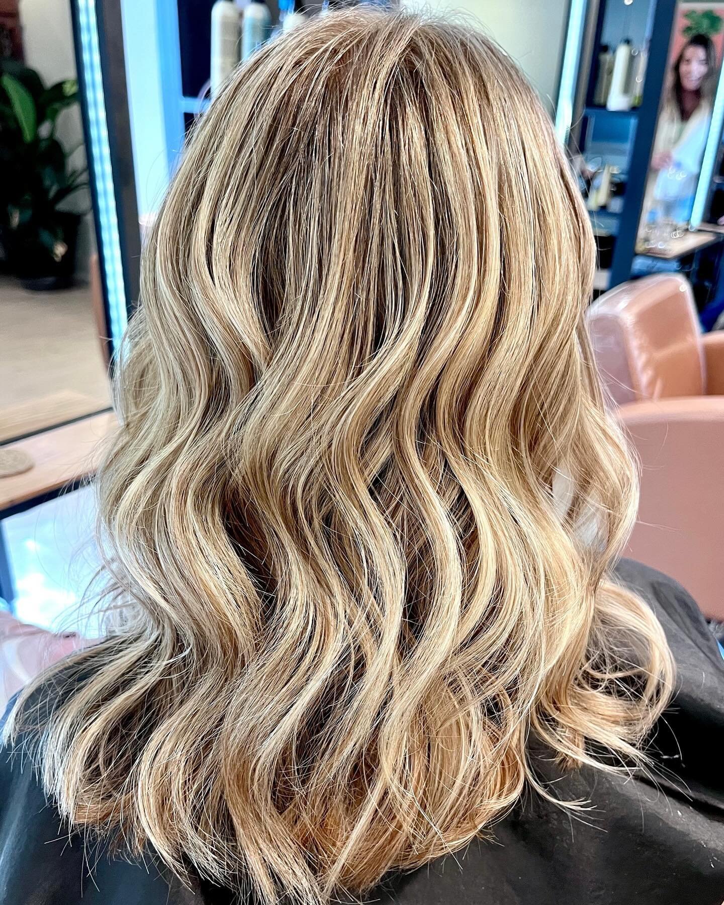 Doing what she does best!⁠
⁠
Calling all blondes! Full foils to create a dimensional, lived-in look by @moxiemiller_debbie.⁠
⁠
Click the Link in BIO ⬆️ to book your next appointment! And remember...⁠
⁠
If you&rsquo;re lucky enough to snag one of the 