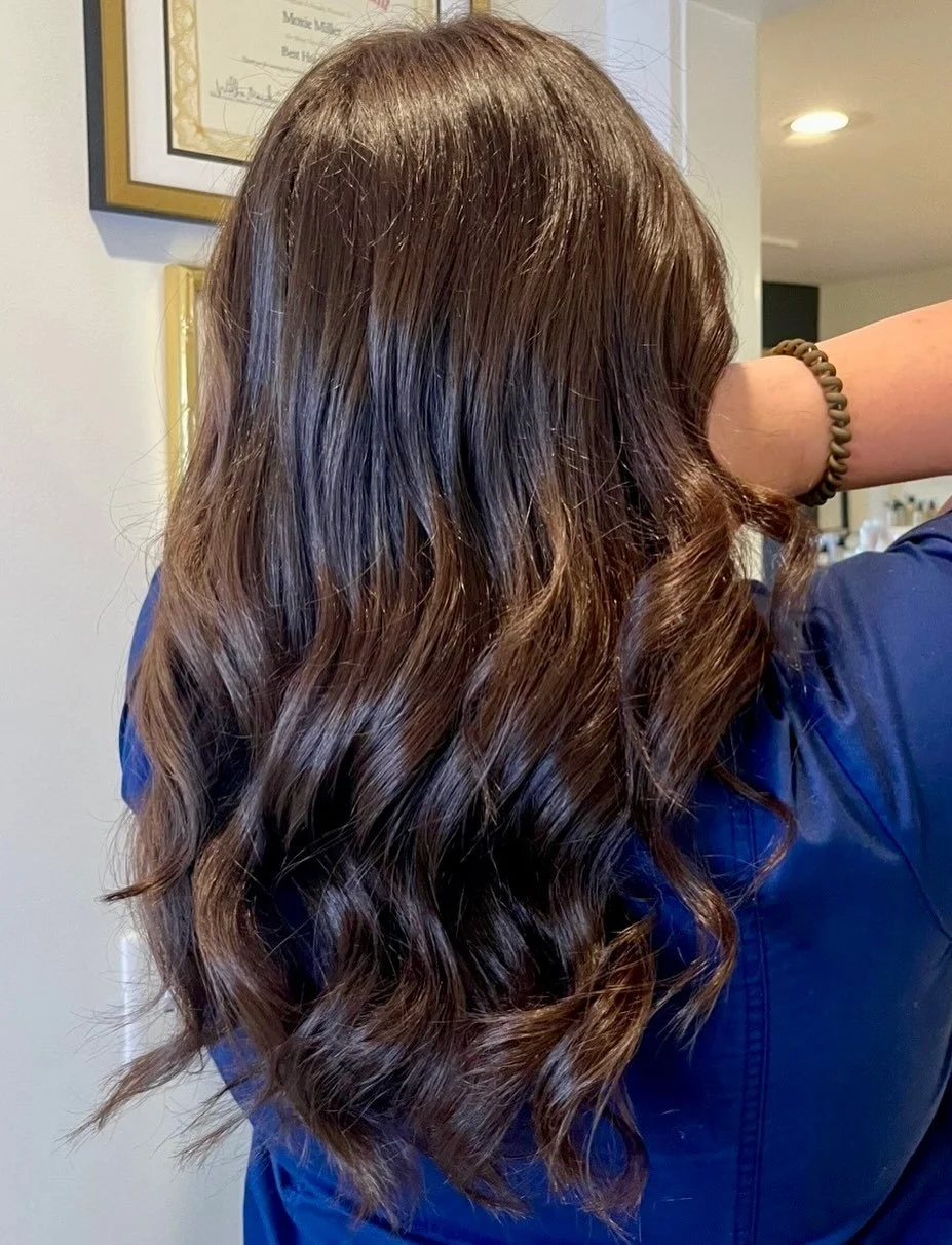 ✨A little holiday magic✨
⁠
Swipe to see the before ➡️ @thehairweeklybyliz toned down her warmth and gave her client a fresh cut. ⁠
⁠
If this isn&rsquo;t a sign to book your 2026 refresh, what is!? Link in BIO ⬆️⁠
⁠
#moxiemiller #havealittlemoxe #2026