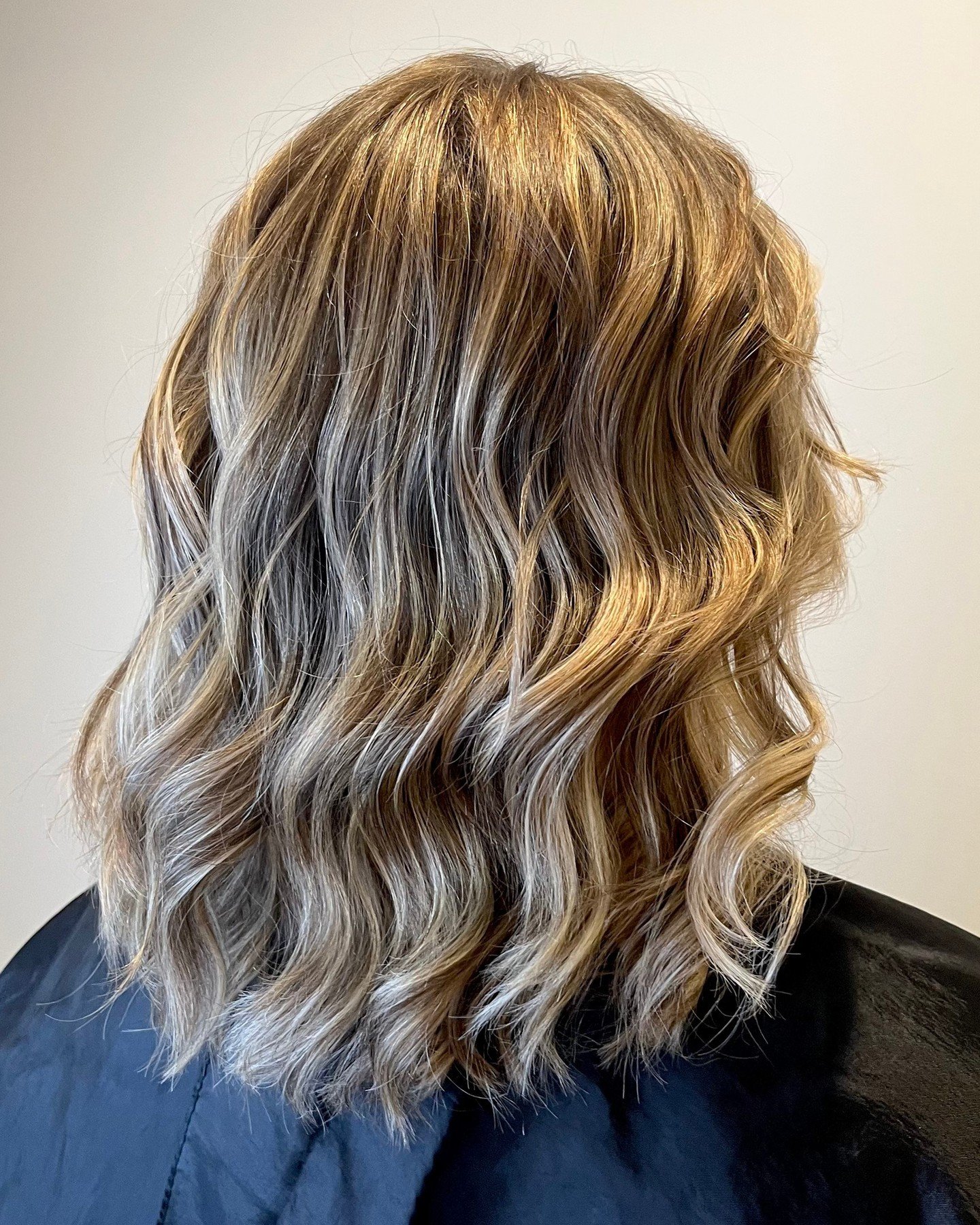 Bright blonde ends with a soft, lived-in root.

A full highlight, toned, with a fresh haircut by @thehairweeklybyliz makes her client&rsquo;s hair grow out beautifully.

#moxiemiller #havealittlemoxie #livedinblonde #brightblonde #hairgoals