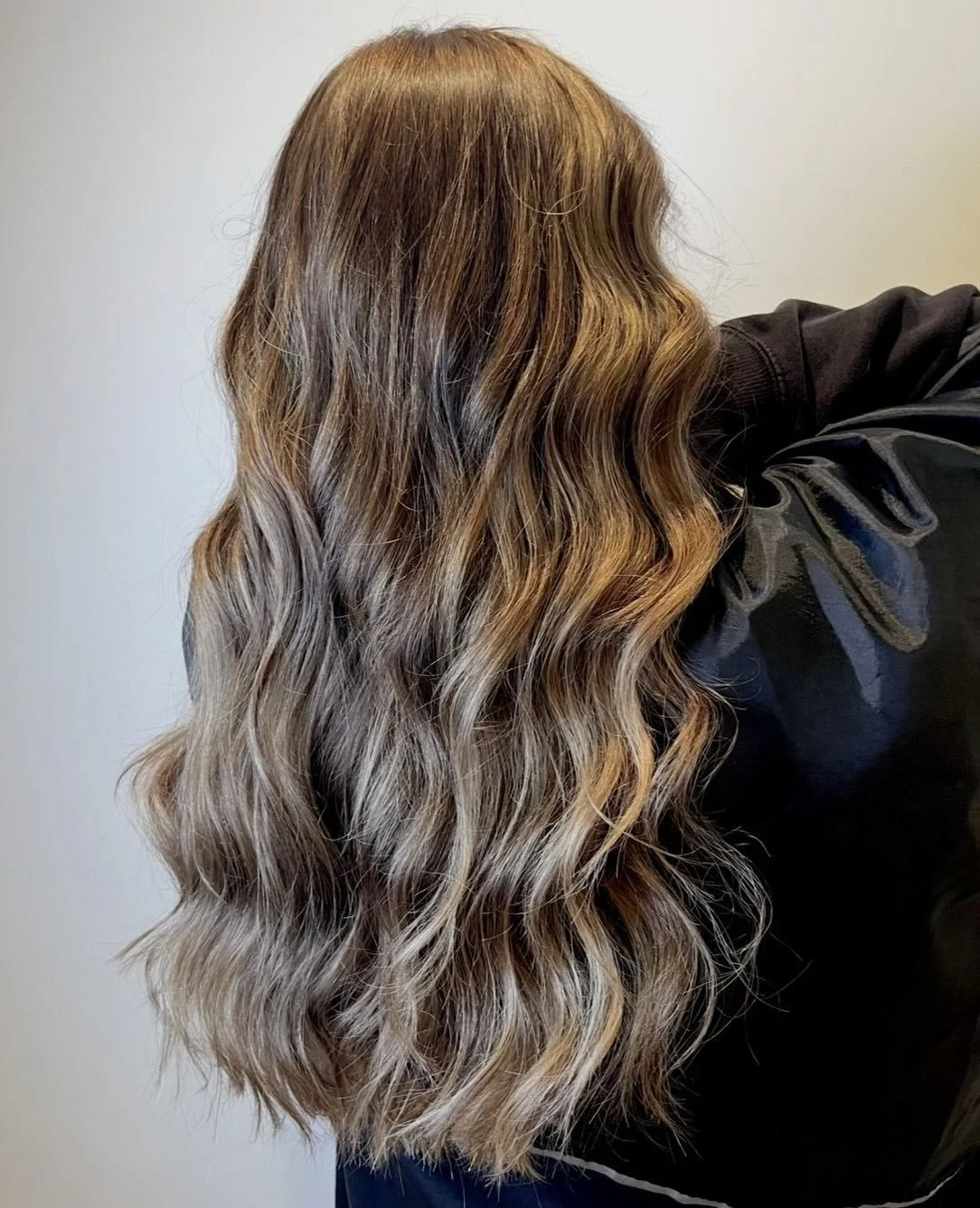Thinking about a color change?⁠
⁠
This natural blonde went darker, then lightened things up again to extend time between services. A full head of highlights by @thehairweeklybyliz was layered over previous dark permanent color, gradually lifting to k