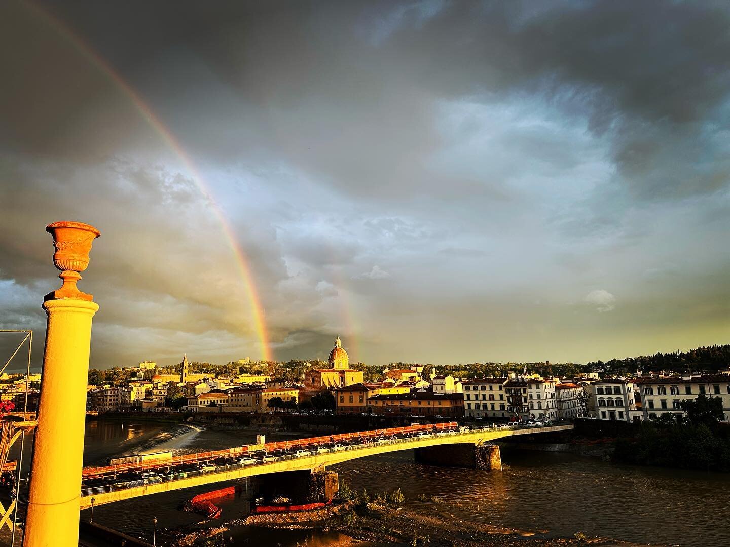 Even with no rainbows, this city captivates me. With rainbows&hellip; it&rsquo;s a whole other level! 

#florence #firenze #toscana #tuscany #rainbow #rainbows #nature #sky #rain #beautiful #bella #chebella #chebellezza