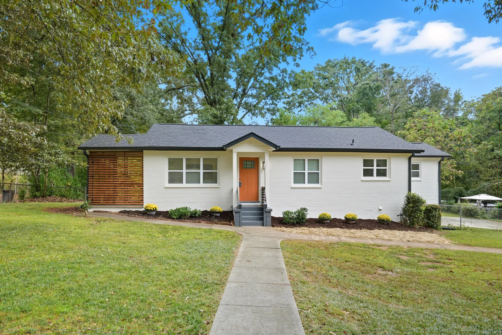 ✨ New Listing + Open House!
📍1724 Leslie Ave SW, Atlanta, GA 30311
🕑 Today! Sunday, 2–4 PM
Completely redone from top to bottom, this move-in-ready home on a half-acre lot packs serious value at $335K.
Here’s a quick look 👇
- 3 bedr