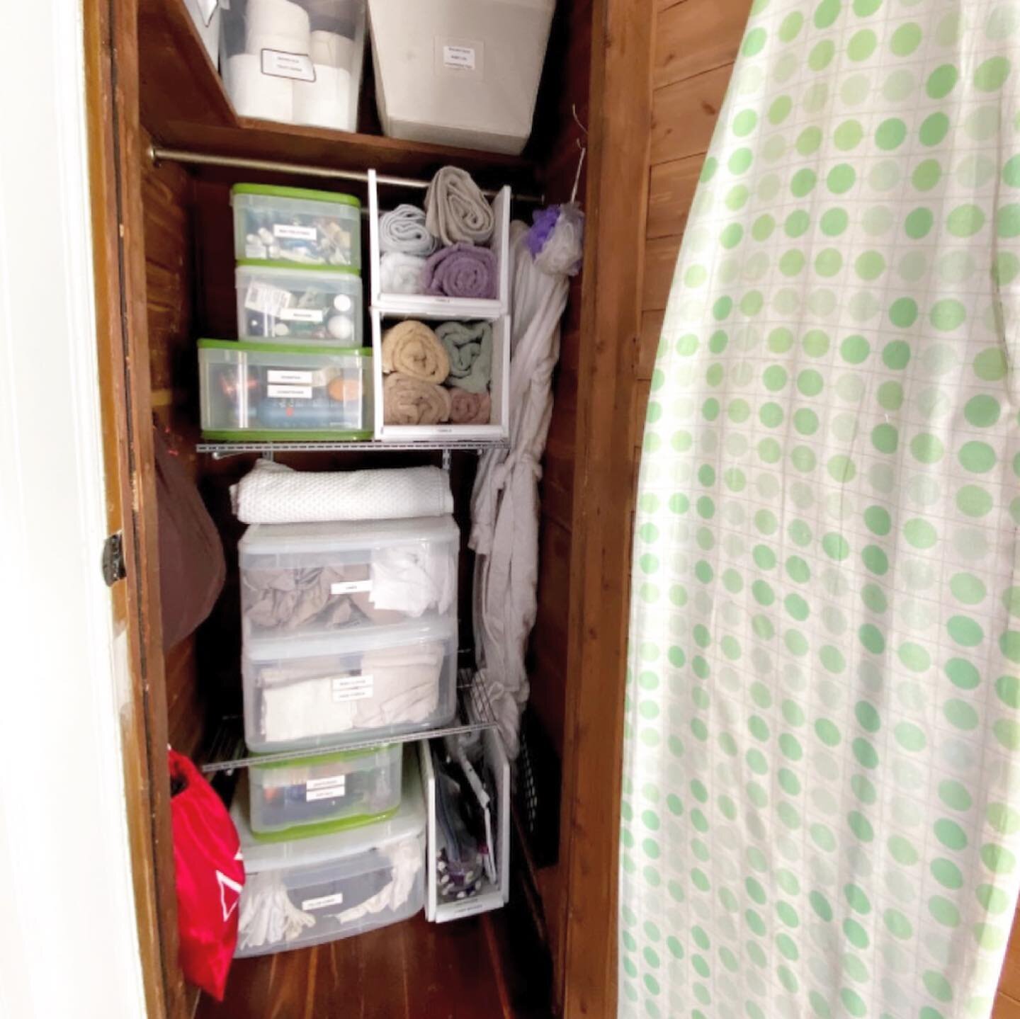 My client&rsquo;s linen closet serves multiple purposes. It has an overflow of items, stores travel toiletries/items, towels &amp; washcloths, and of course linen.

They already owned the green stackable drawers from @thecontainerstore so I stuck wit