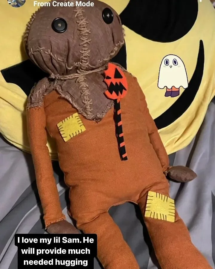 With spooky season upon us, please enjoy a recent collab I worked on with @towergal_13 ~ Sam has a strap on his back that slips onto any backpack his mom wants him on and is easily detachable for those moments of quick cuddling necessities at Horror 