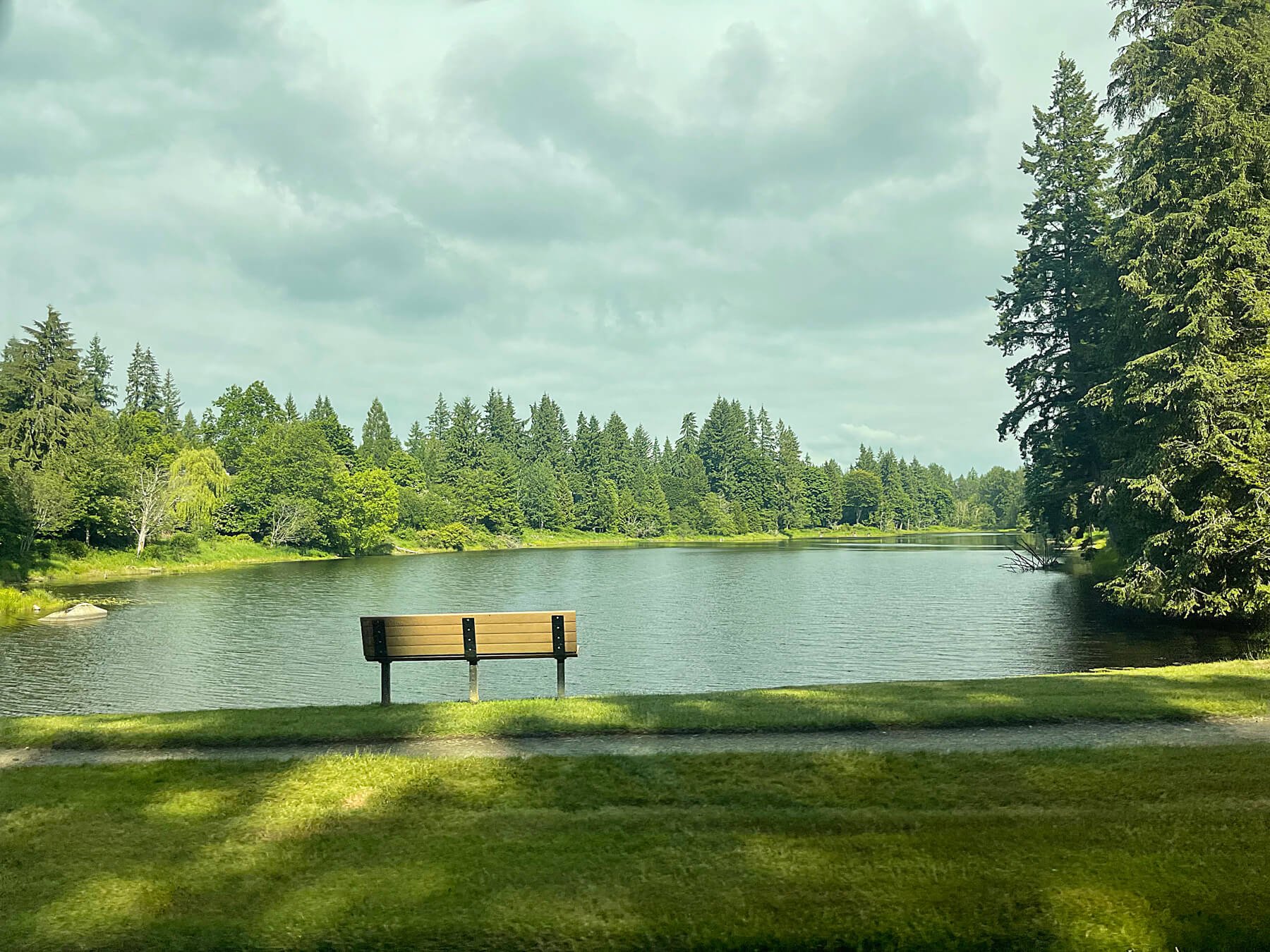 Lake-of-the-woods-lake-and-bench-Woodinville-WA