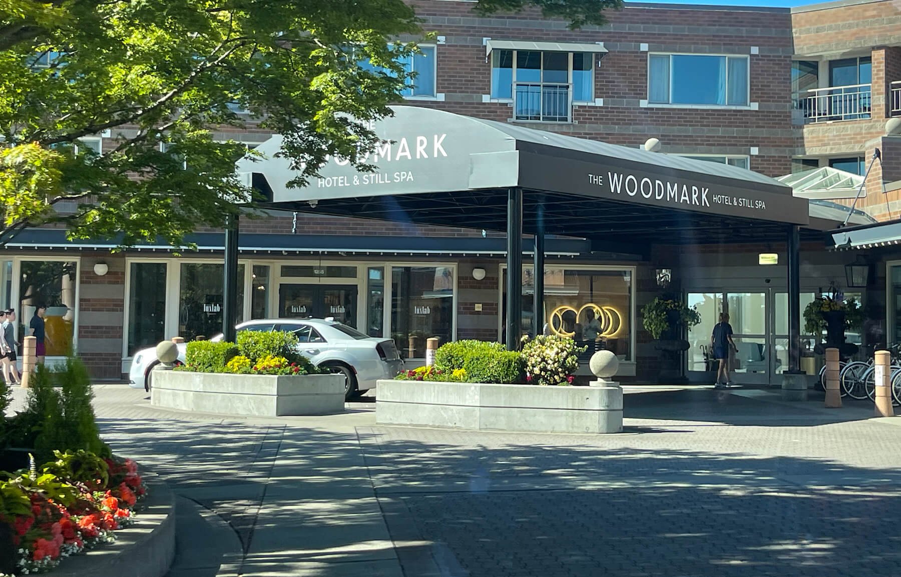 Woodmark-hotel-in-Carilion-point-kirkland entrance