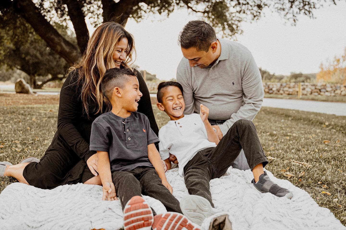 The Juarez family 🤍 how cute are they!?
.
.
.
.
.
.

#temeculaportraits #temeculaphotographer #familyphotoshoot #weddingphotographer #familyportraits #temecula #temeculaphotographer #temeculaphotography #temeculaweddingphotographer #photography #soc