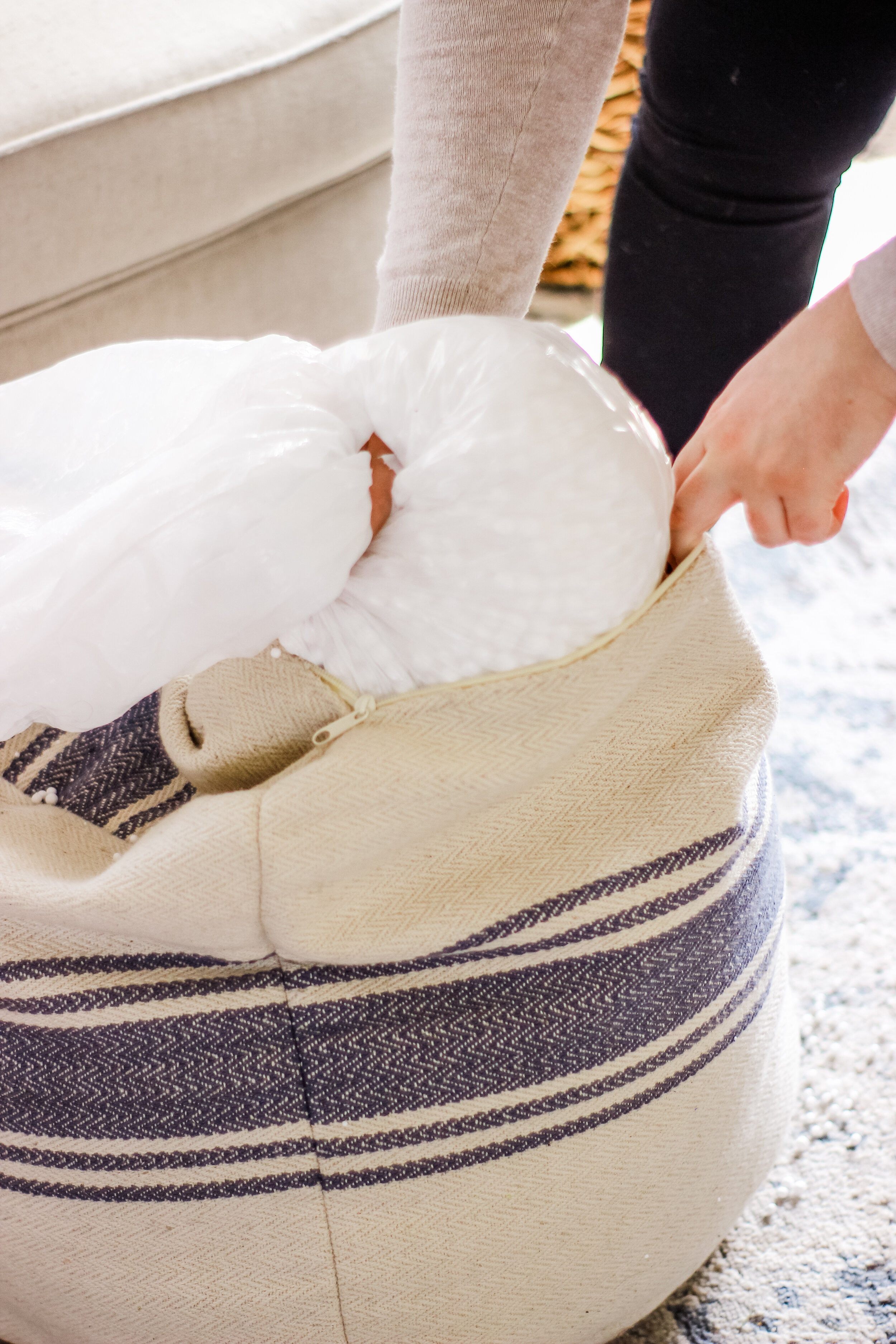Restuffing a Deflated Pouf in 8 steps (and adding a zipper