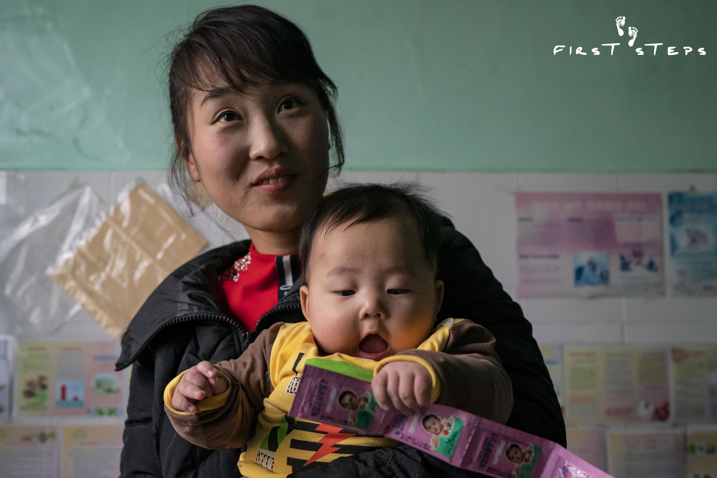 Sprinkles – the pink sachets in baby Kuk-Bin’s hands – are a micronutrient powder that prevents mineral and vitamin deficiencies in pregnant women, nursing mothers and young children.