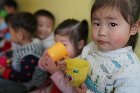 Soymilk is typically delivered every morning between 8:30 and 9:00 am to the Yangji Daycare. The children enjoy their fresh cup around 10:00 am.

콩우유는 보통 매일 오전 8시 반에서 9시 쯤 양지탁아소에 배달됩니다. 아이들은 오전 10시에  갓 만든 콩우유 한 잔을 마십니다.