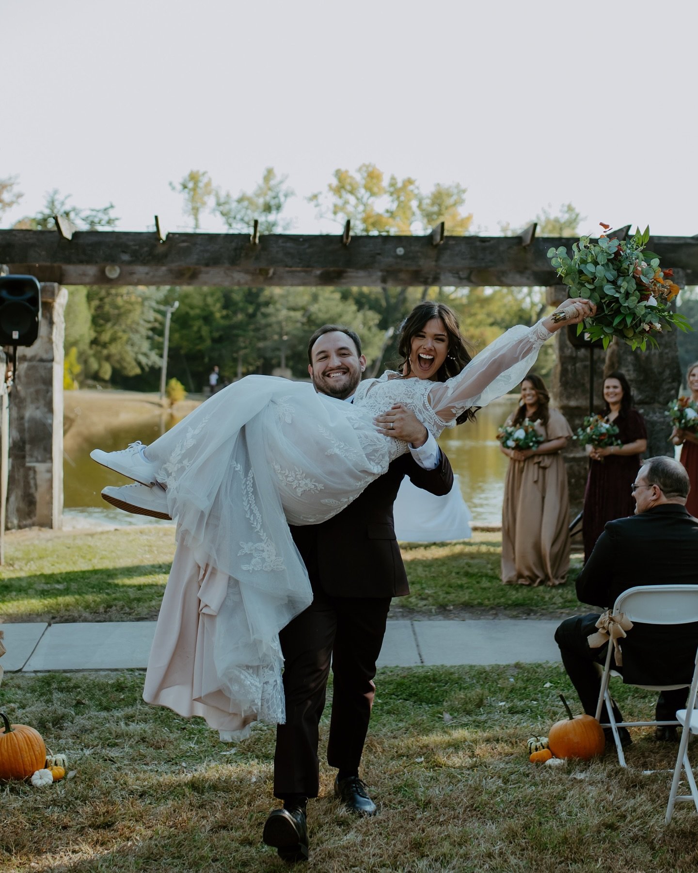 The Newest Newlywed 🤍 

.
.
#jhoanthompsonphotography #kcphotographer #kansascityphotographer #olathekansasphotographer #springhillksphotography #kcweddingphotographer #overlandparkphotographer #kansascityphotographer #kcmo #kc #wichitaphotographer 