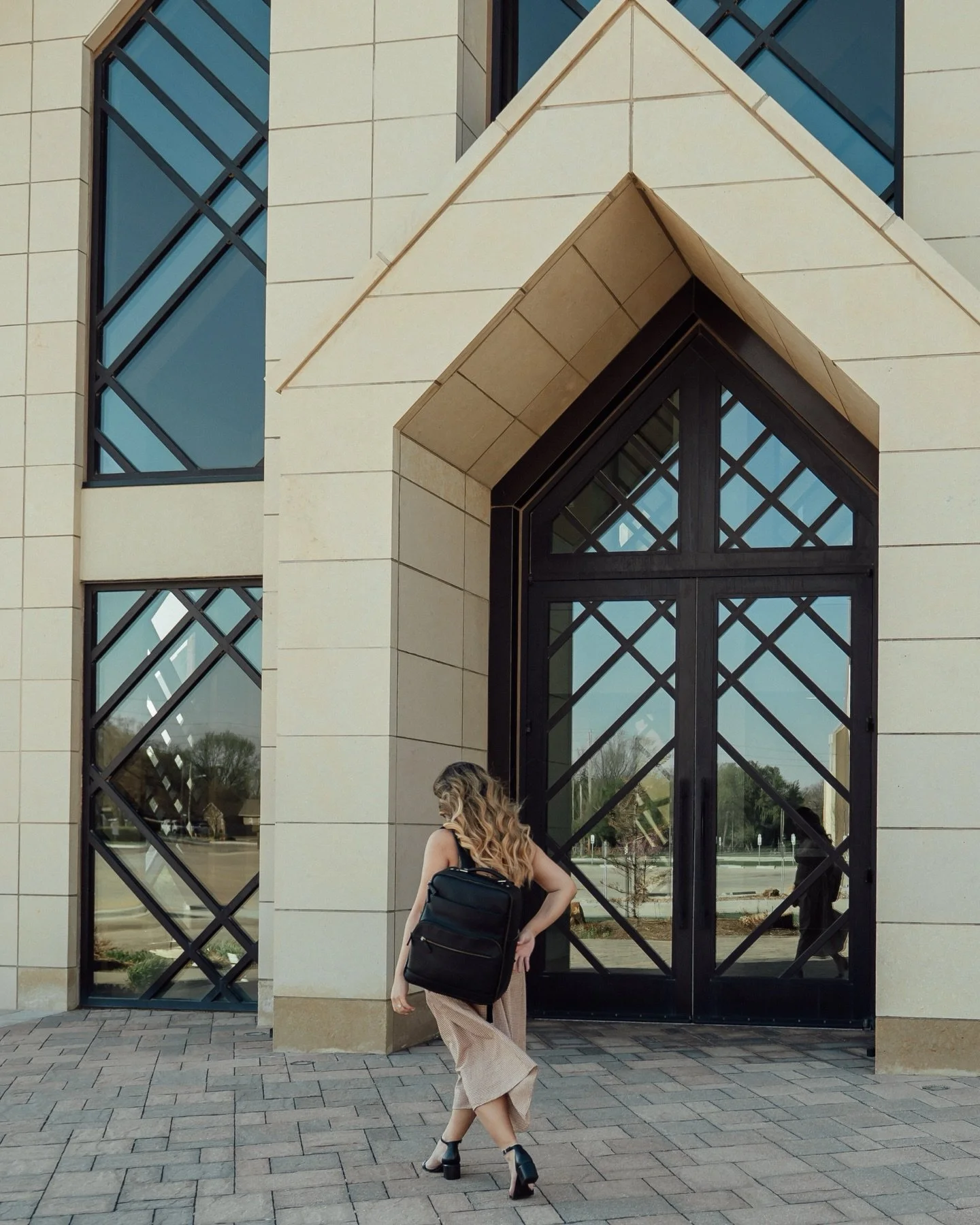 I&rsquo;m back from maternity leave and excited to return to work. I&rsquo;m offering $50 off all couples and family sessions booked for June, with the offer ending at the end of April. 🤍