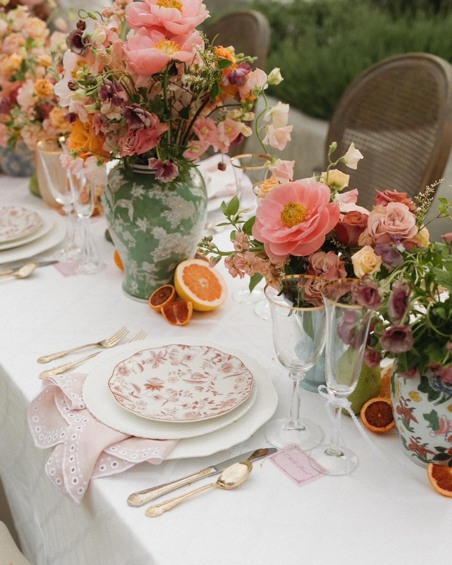 just a little taste of spring with these stunning details🌷✨🍊🫶🏼two of my fav things combined!!

- 

retreat: @rendezvousworkshops 
host: @tayloreneephotos 
planning: @fleakeventsco 
venue: @thebaumberhof 
florals: @crookedrootsdesign 
rentals: @ma