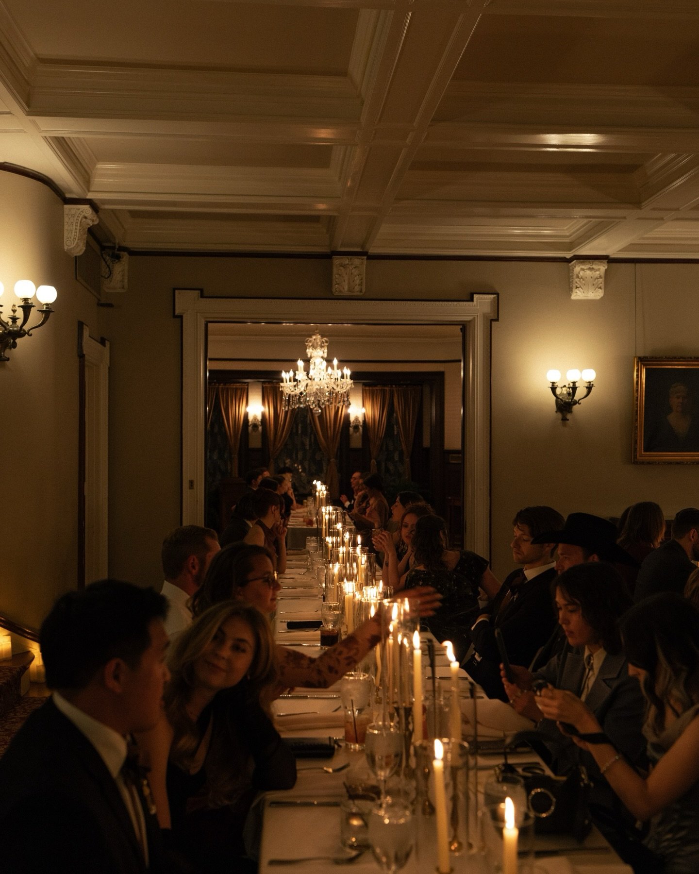 More candlelit dinners in mansions on wedding days that feel like romance movies please🕊️

-

Associate shot this stunning wedding for my girly @taylorbaumphoto while she was meeting her baby boy🤍 so thankful she trusted me with Clare and Everett&r