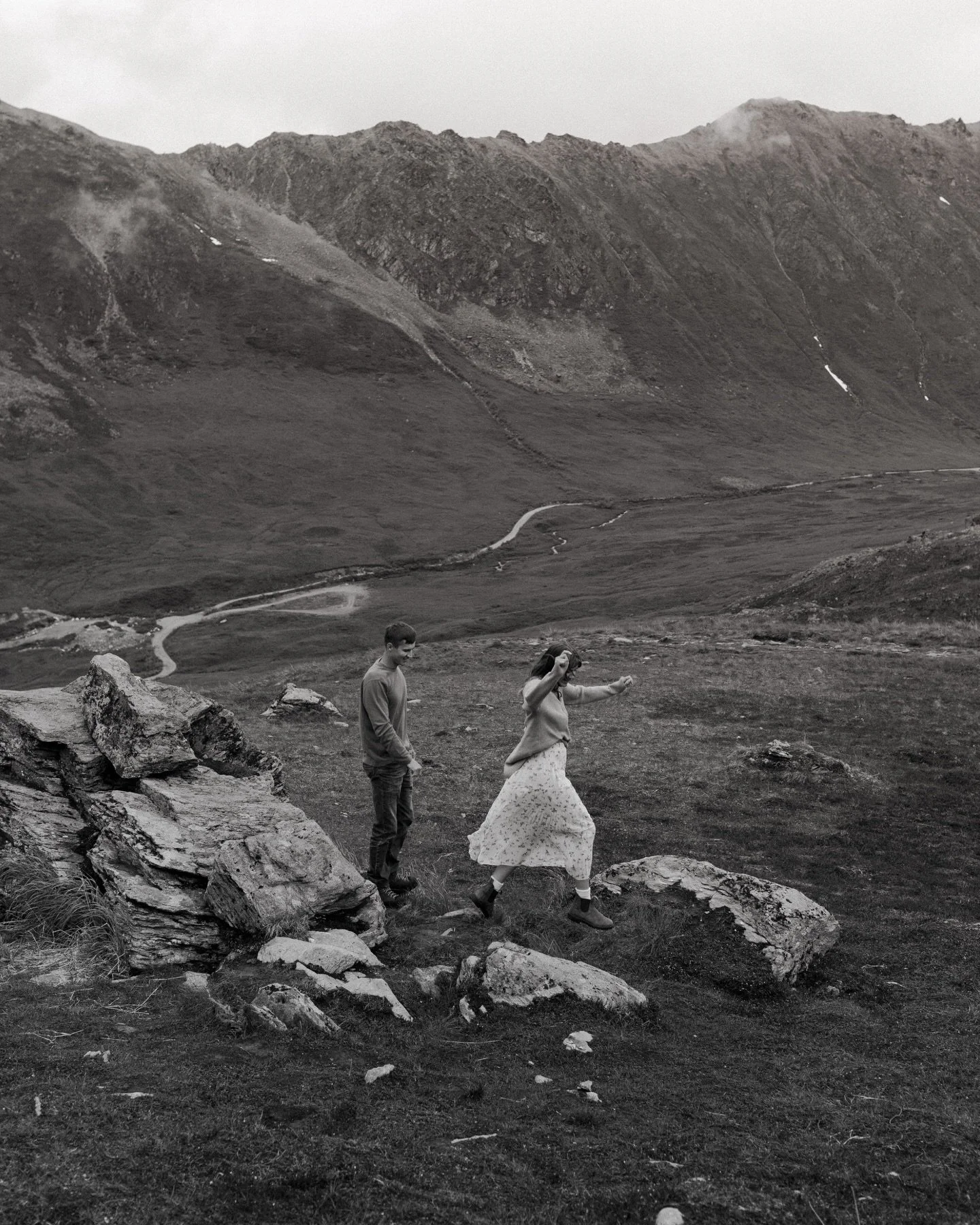 This is me asking for the millionth time for a cutie couple to drag me back to Alaska!!! Genuinely missing getting to run around Hatcher Pass with @reagantphotog &amp; her hubby Jake. It&rsquo;s sessions like these that fuel the storytelling creativi