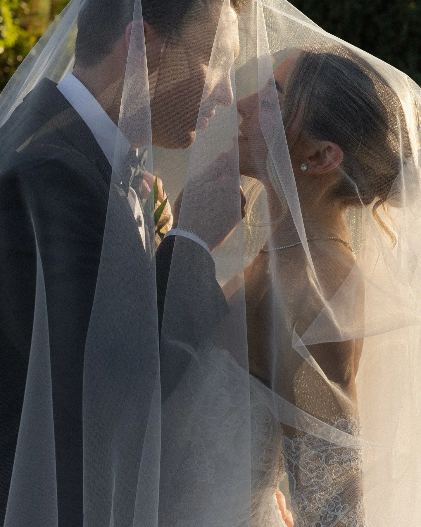 I think it&rsquo;s about time I introduce you to the Bertenshaws✨🕊️

20 slides can absolutely not do this beautiful day justice, because every little detail and moment deserves to be admired. Between @jaslynravenscraft insanely beautiful vision bein