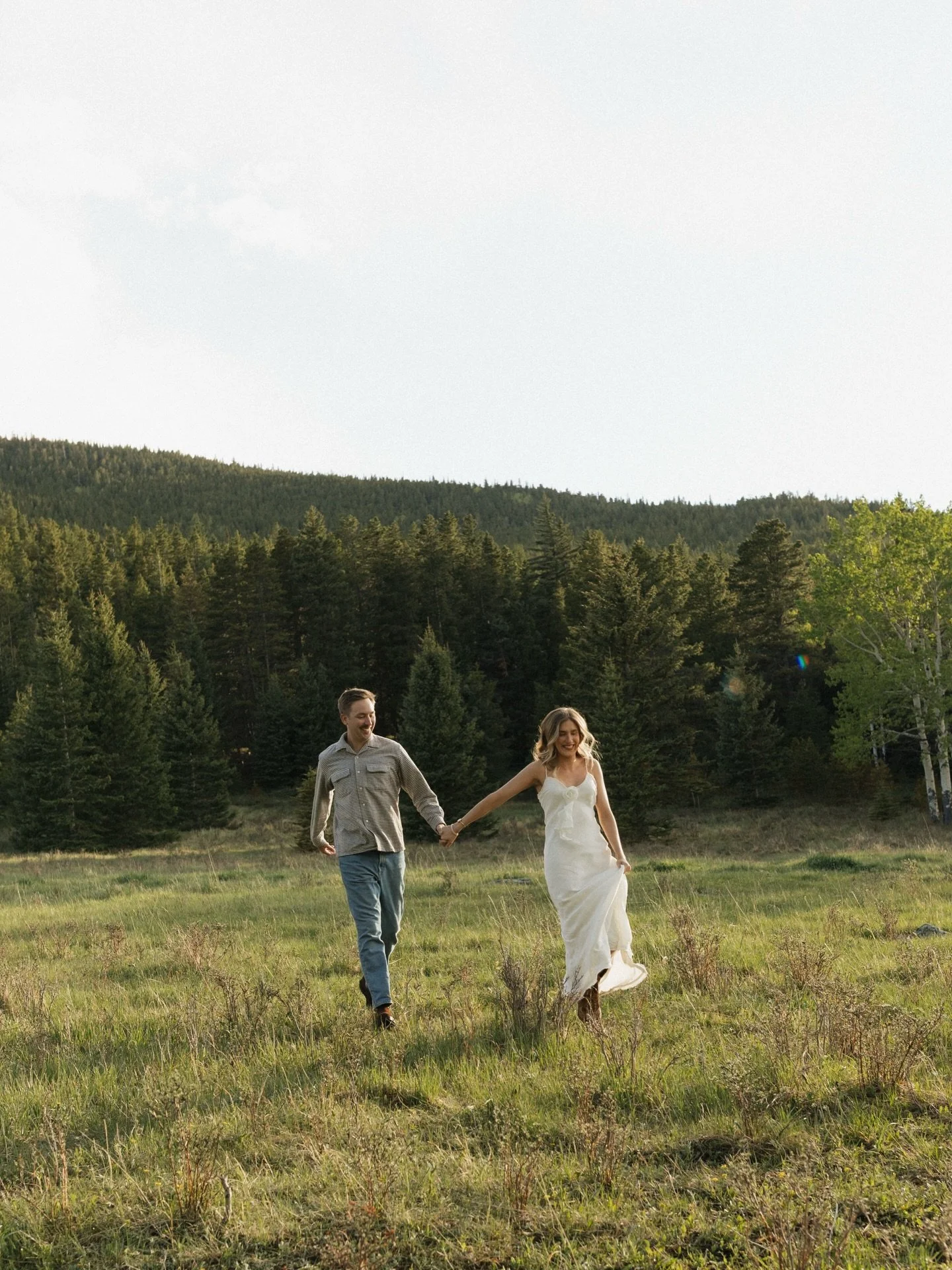 Lincoln &amp; Ella with the summer engagement session of your dreams💫 slowly but surely I&rsquo;m getting to meet my 2027 couples and I&rsquo;m already obsessed!! 

#coloradoweddingphotographer #coloradoengagementphotographer #momentsovermountains #