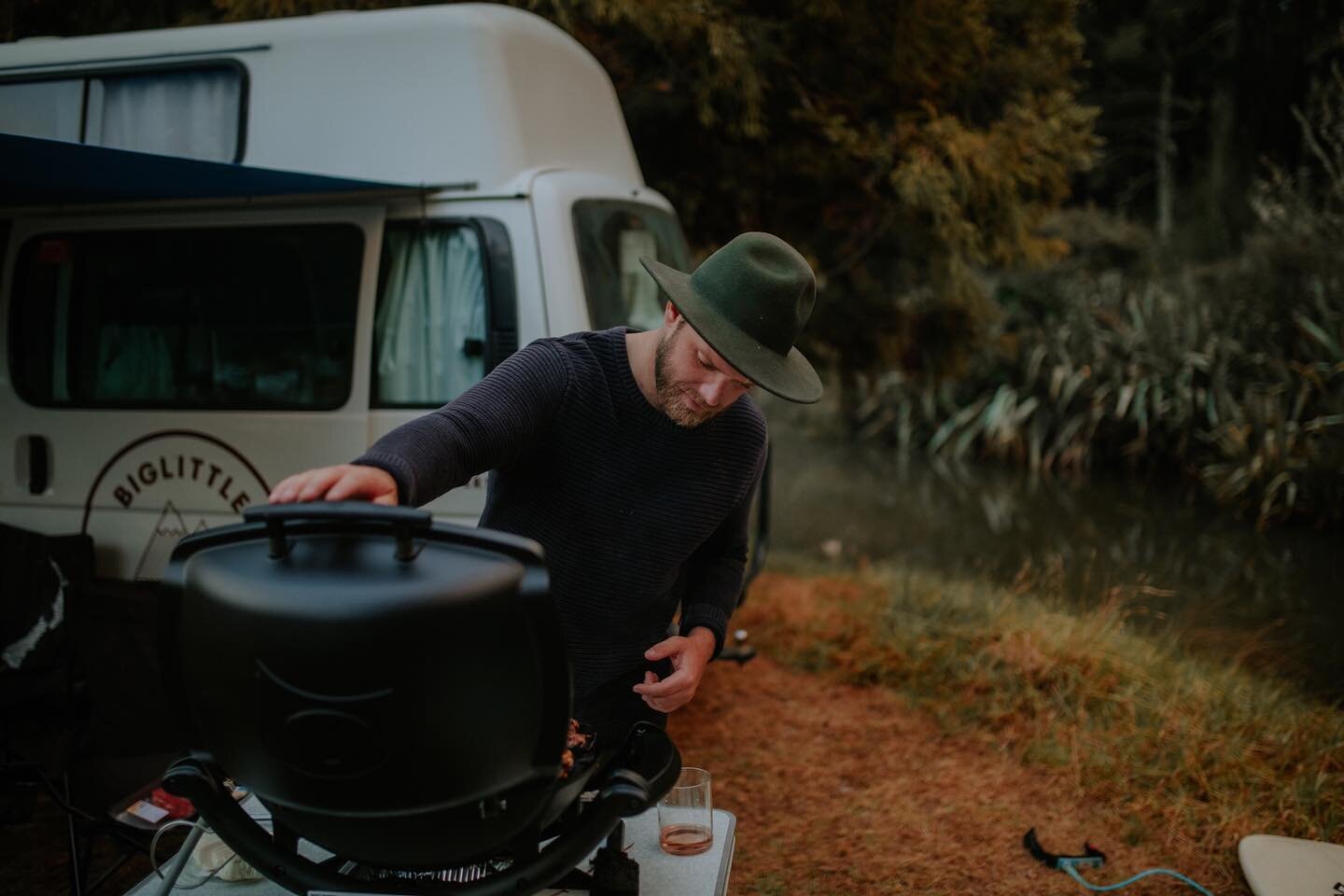 Who takes their @weberbbqausnz wherever they go ? 🙌🏼 there&rsquo;s nothing better 🍗 
.
.
.📷 @amykatephotog 
.
&nbsp;

.
.
.
.
.

&nbsp;
#vanlife #newzealand #travel #roadtrip #nz #adventure #wanderlust #nature #nzmustdo #mountains #travelphotogra