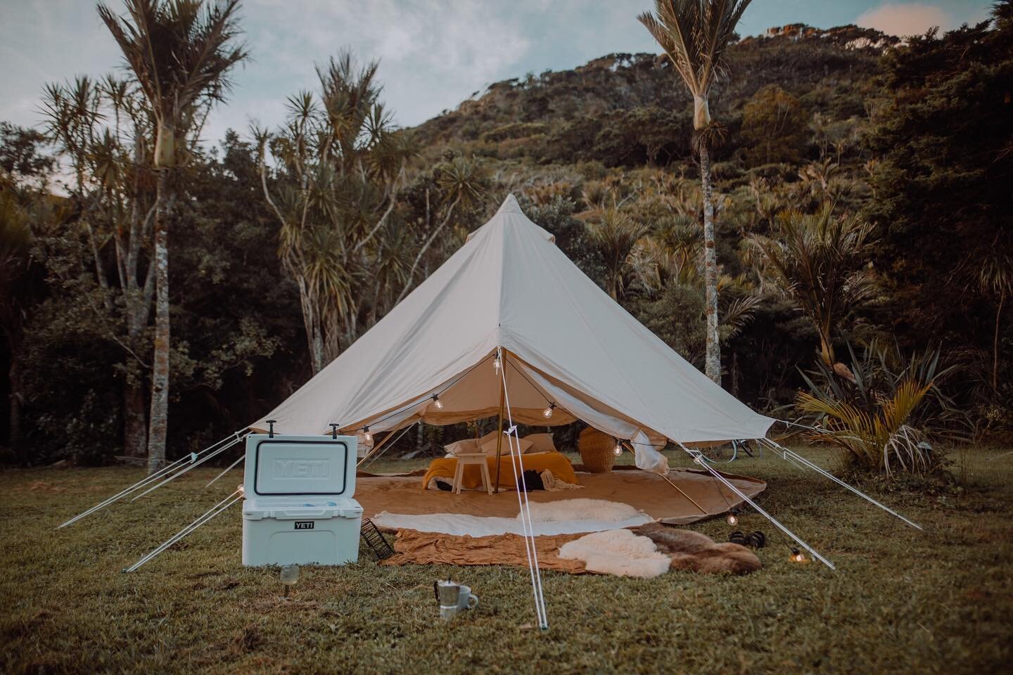 No better way than to let the summer breeze in, than to roll up the sides and crack open a cold one. Planning your festival accommodation or need something fun for a wedding? ... drop us a DM ⛺️available to book for September dates onwards ⛺️ .
.
.
.