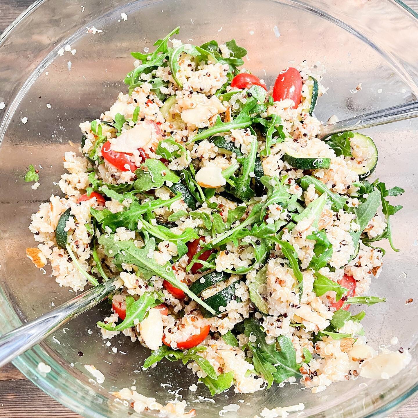 It's finally feeling spring-y enough to make and share my favorite quinoa salad ever. I've been making variations of this over the years, and thus it evokes very strong memories of summer backyard grilling in Sag Harbor for me ☀️ 
⠀⠀⠀⠀⠀⠀⠀⠀⠀
💡 As a s