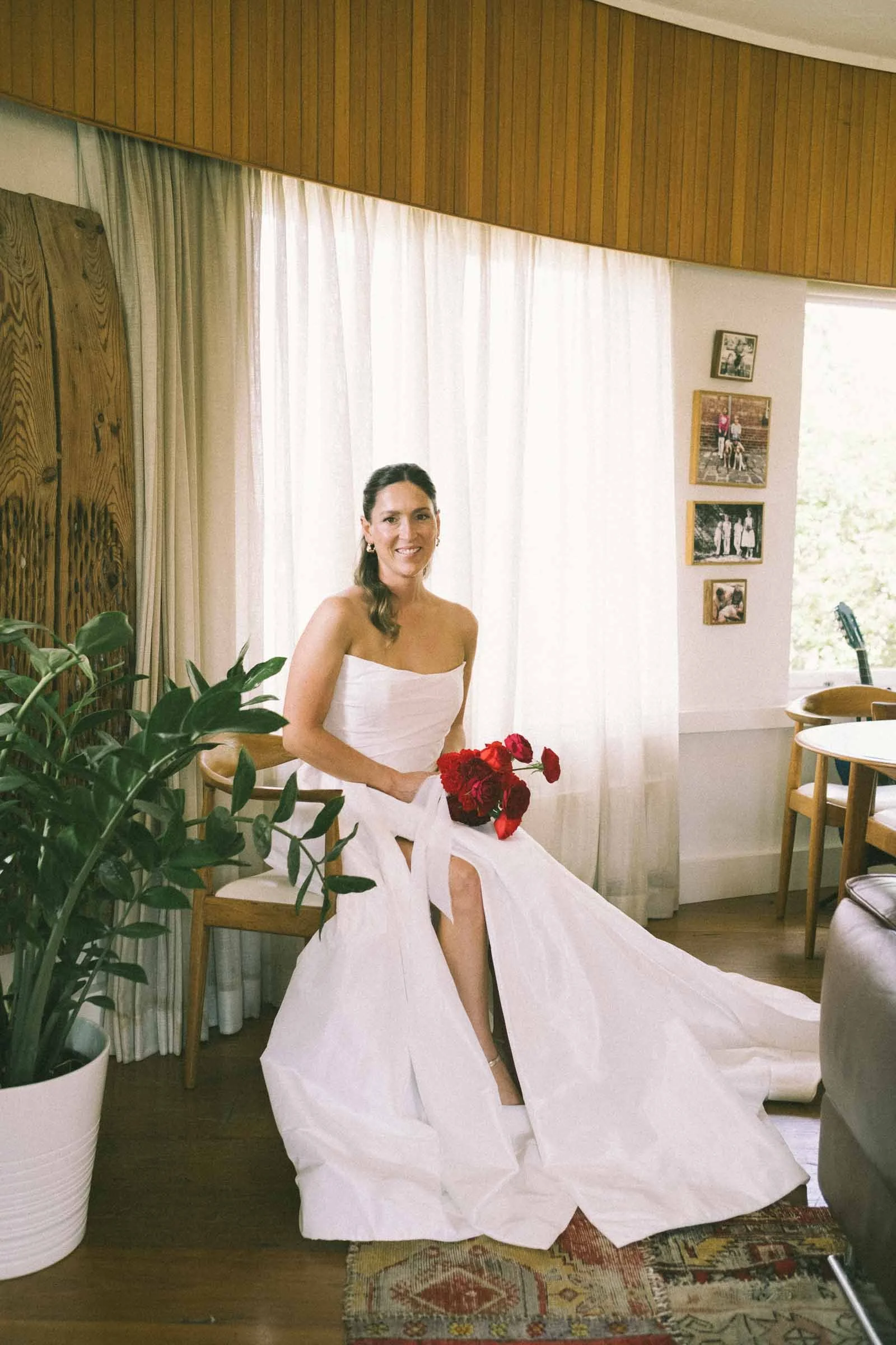 MELBOURNE BOTANICAL GARDEN WEDDING, BRIGE WITH HER FLOWERS ON A CHAIR SITTING POSING