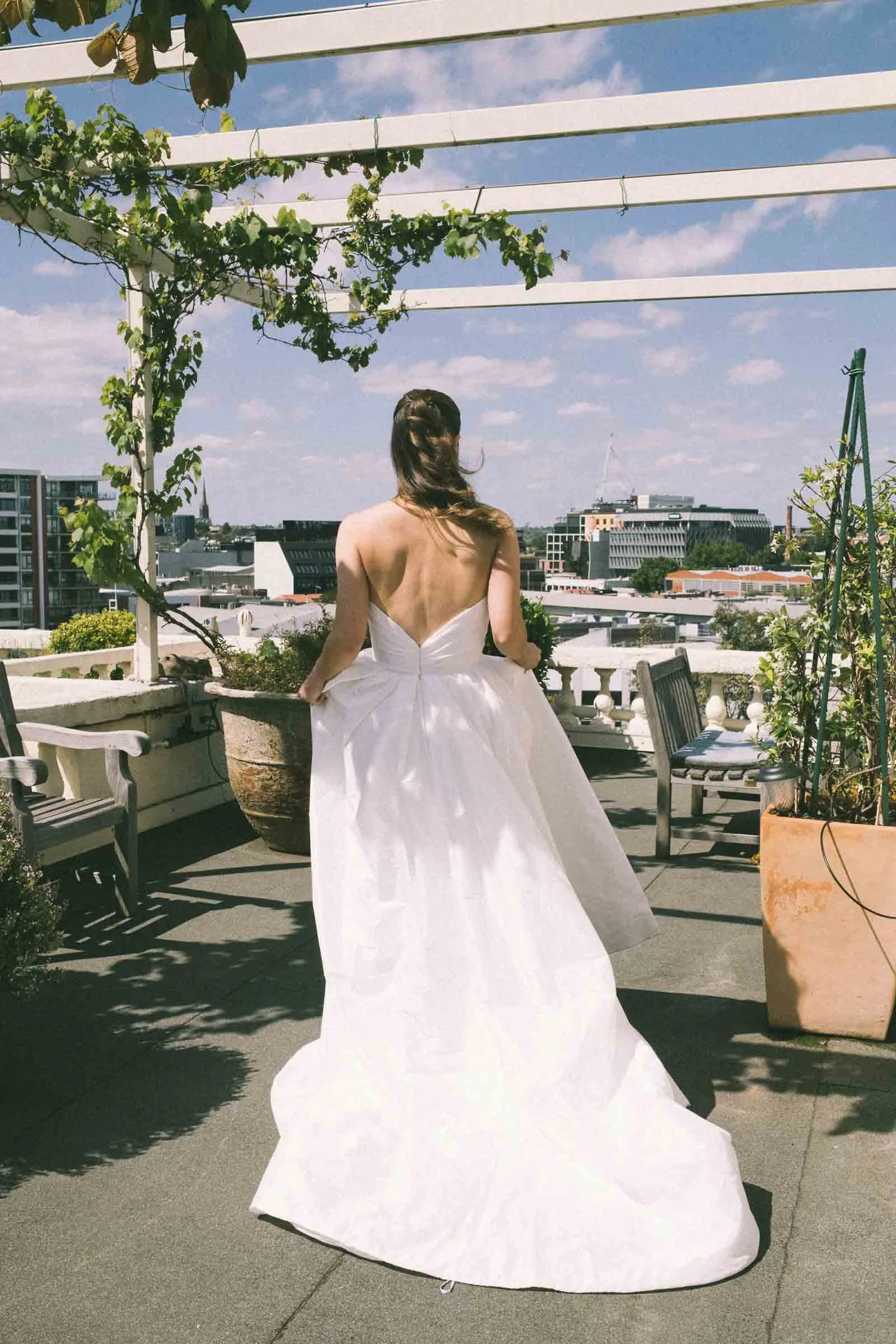 MELBOURNE BOTANICAL GARDEN WEDDING, BRIDAL PORTRAIT IN THE BALCONY UNDER BEAUTIFUL SUNLIGHT