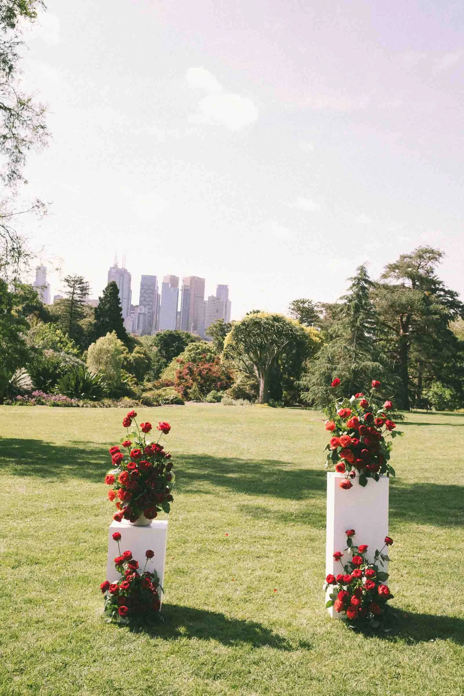 MELBOURNE BOTANICAL GARDEN WEDDING, BRIDAL PORTRAIT IN THE BALCONY UNDER BEAUTIFUL SUNLIGHT, FLORAL ARRANGEMENTS AND THE WEDDING ALTER AT THE BOTANICAL GARDENS