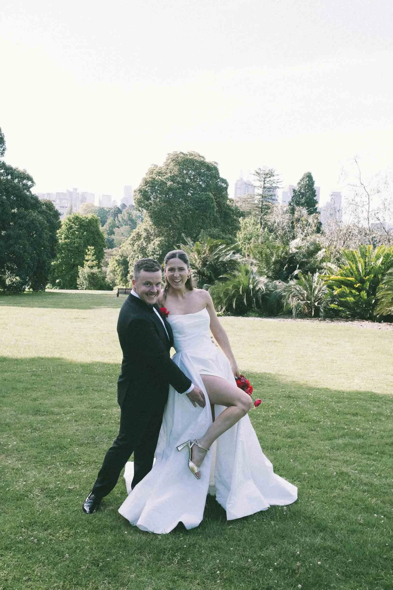 MELBOURNE BOTANICAL GARDEN WEDDING, BRIDE AND GROOM POSING ON THE GARDEN LAWNS