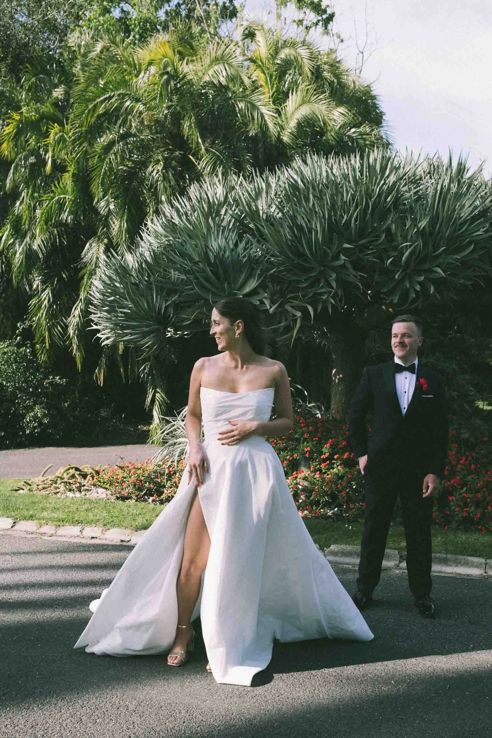 MELBOURNE BOTANICAL GARDEN WEDDING, BRIDE AND GROOM POSING ON THE GARDEN LAWNS