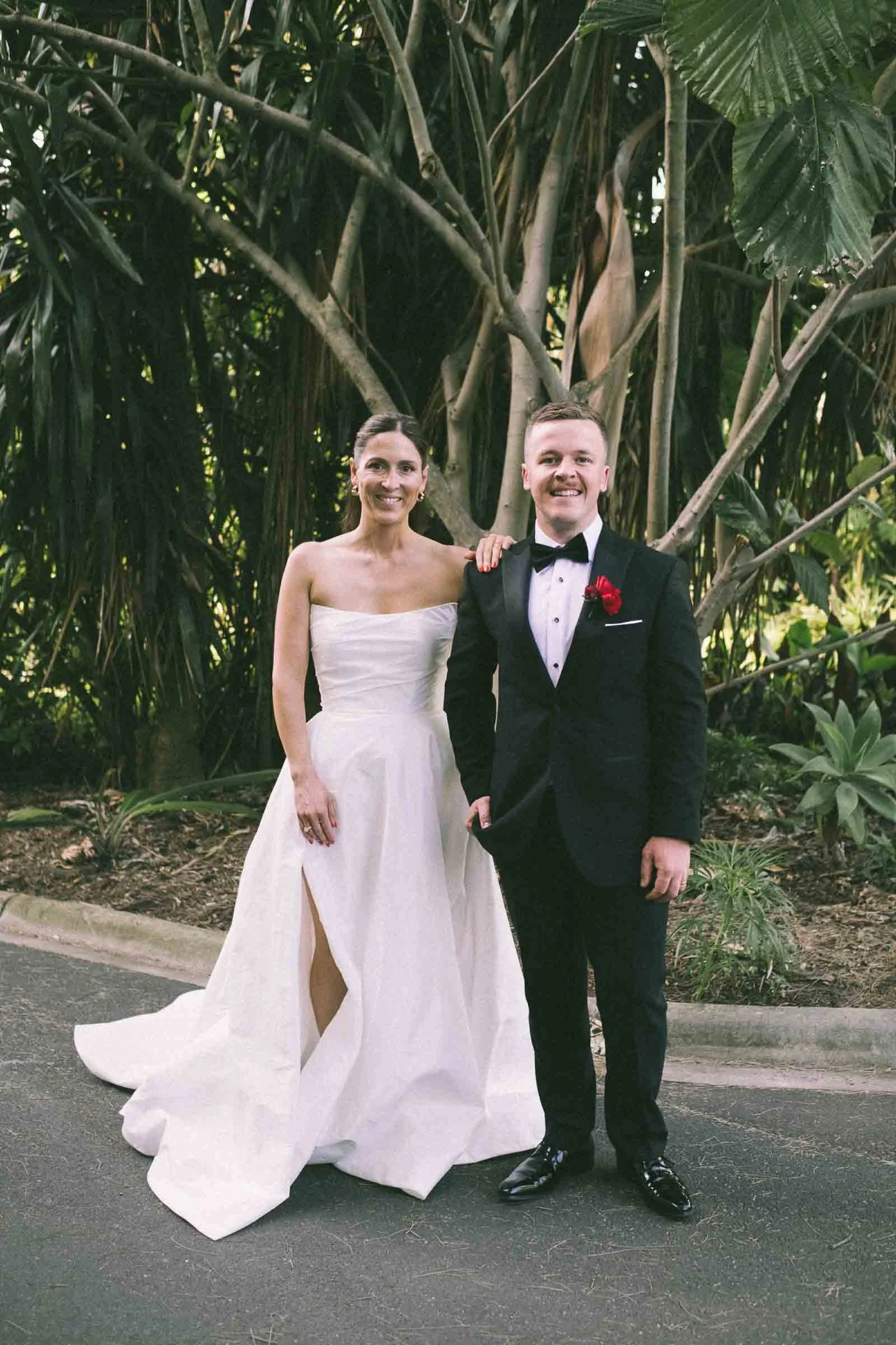 MELBOURNE BOTANICAL GARDEN WEDDING, BRIDE AND GROOM POSING ON THE GARDEN LAWNS