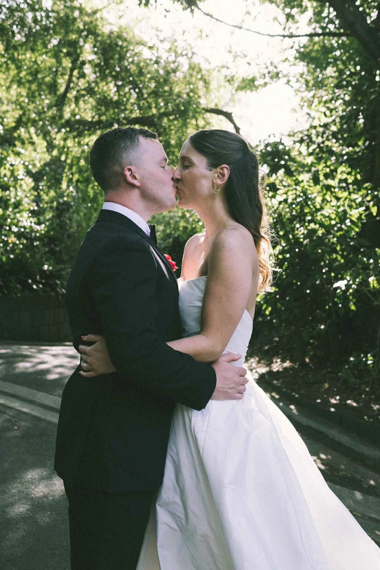 MELBOURNE BOTANICAL GARDEN WEDDING, BRIDE AND GROOM POSING ON THE GARDEN LAWNS
