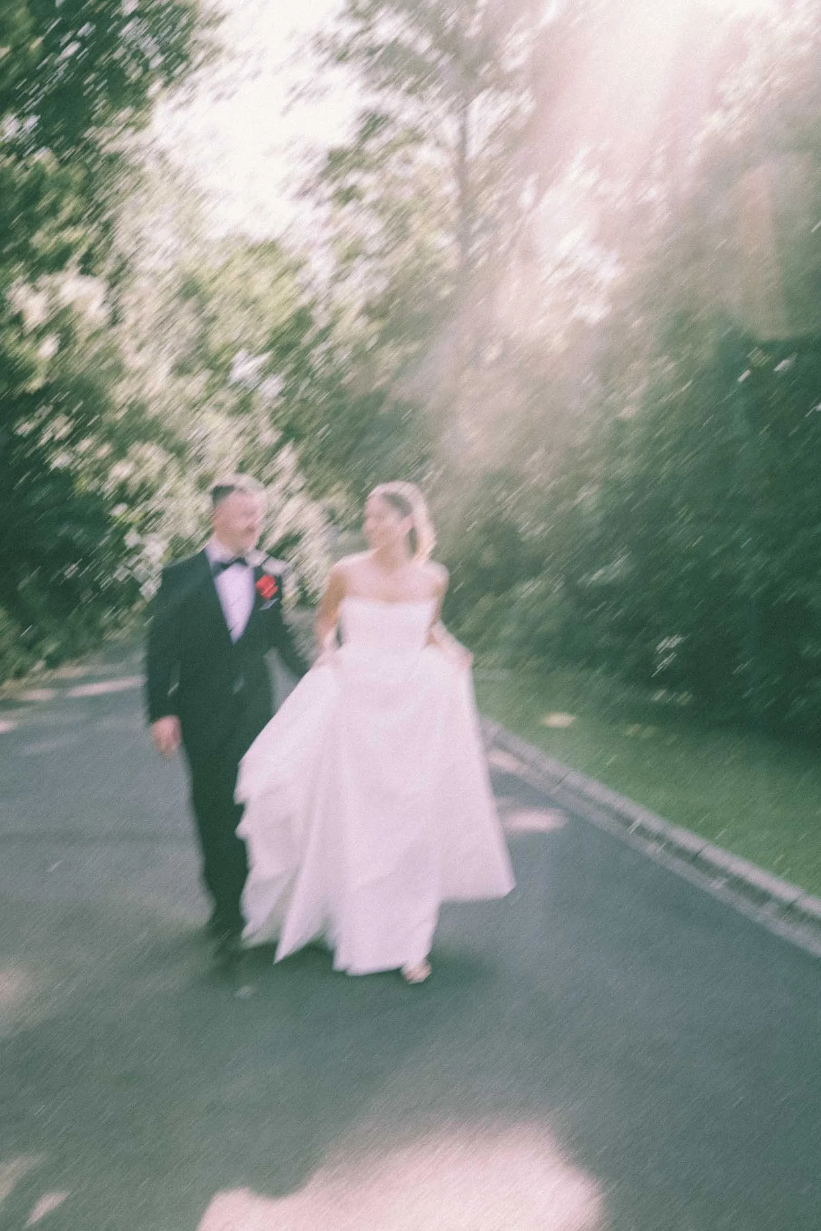 MELBOURNE BOTANICAL GARDEN WEDDING, BRIDE AND GROOM POSING ON THE GARDEN LAWNS