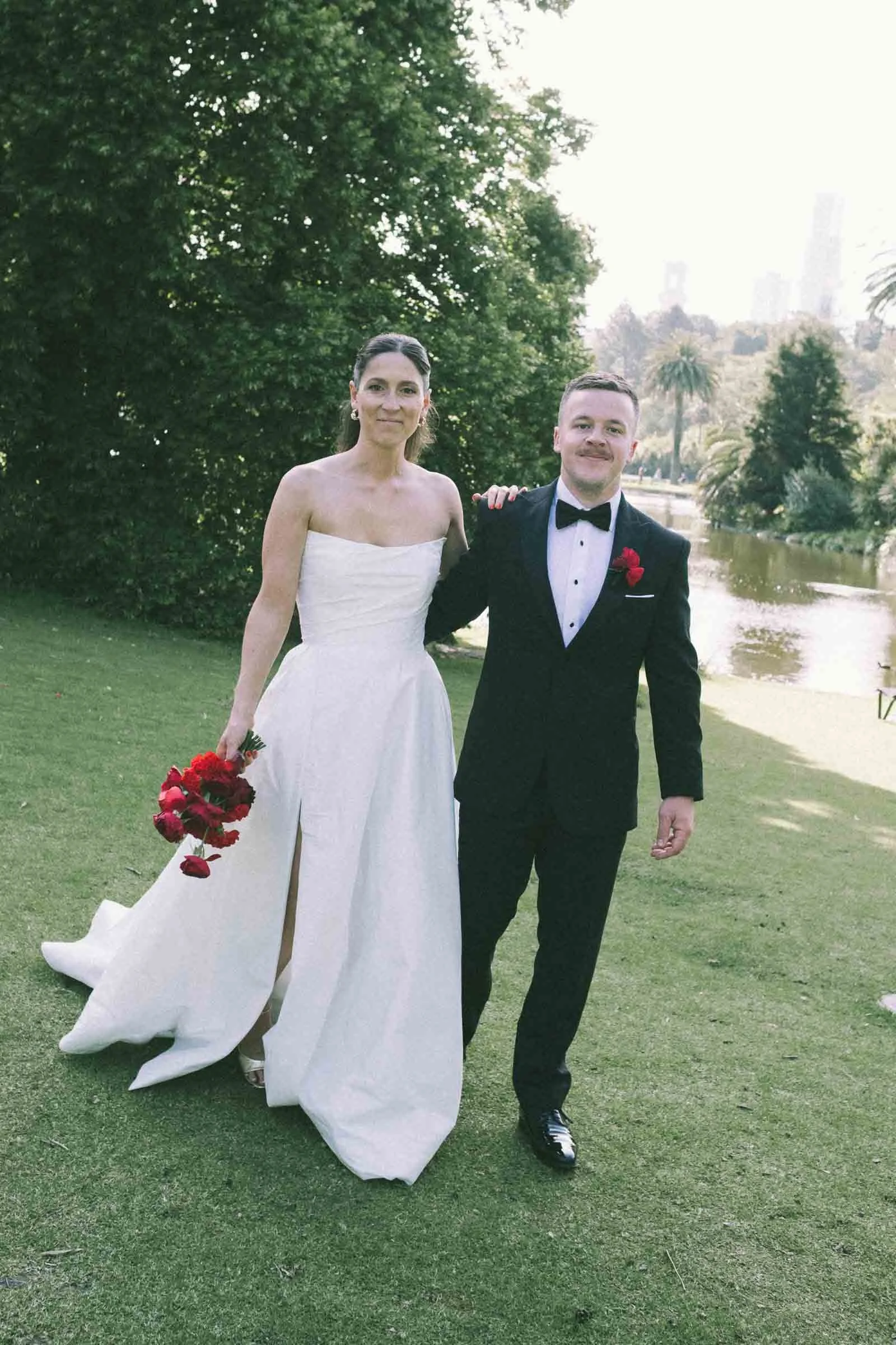 MELBOURNE BOTANICAL GARDEN WEDDING, BRIDE AND GROOM POSING ON THE GARDEN LAWNS