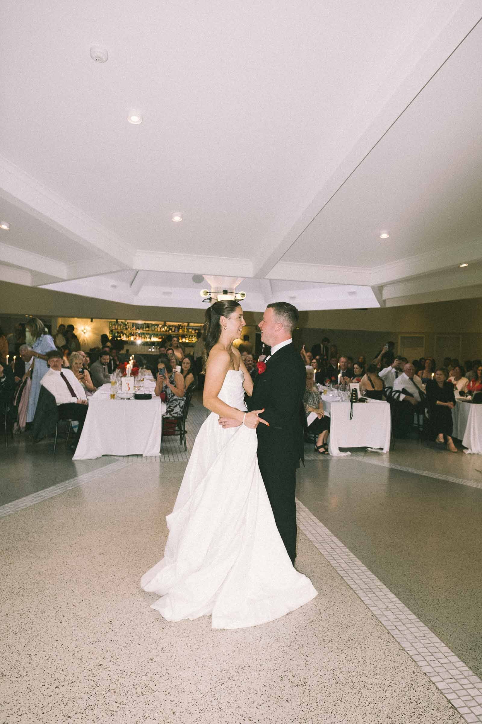 MELBOURNE BOTANICAL GARDEN WEDDING, BRIDE AND GROOM FIRST DANCE