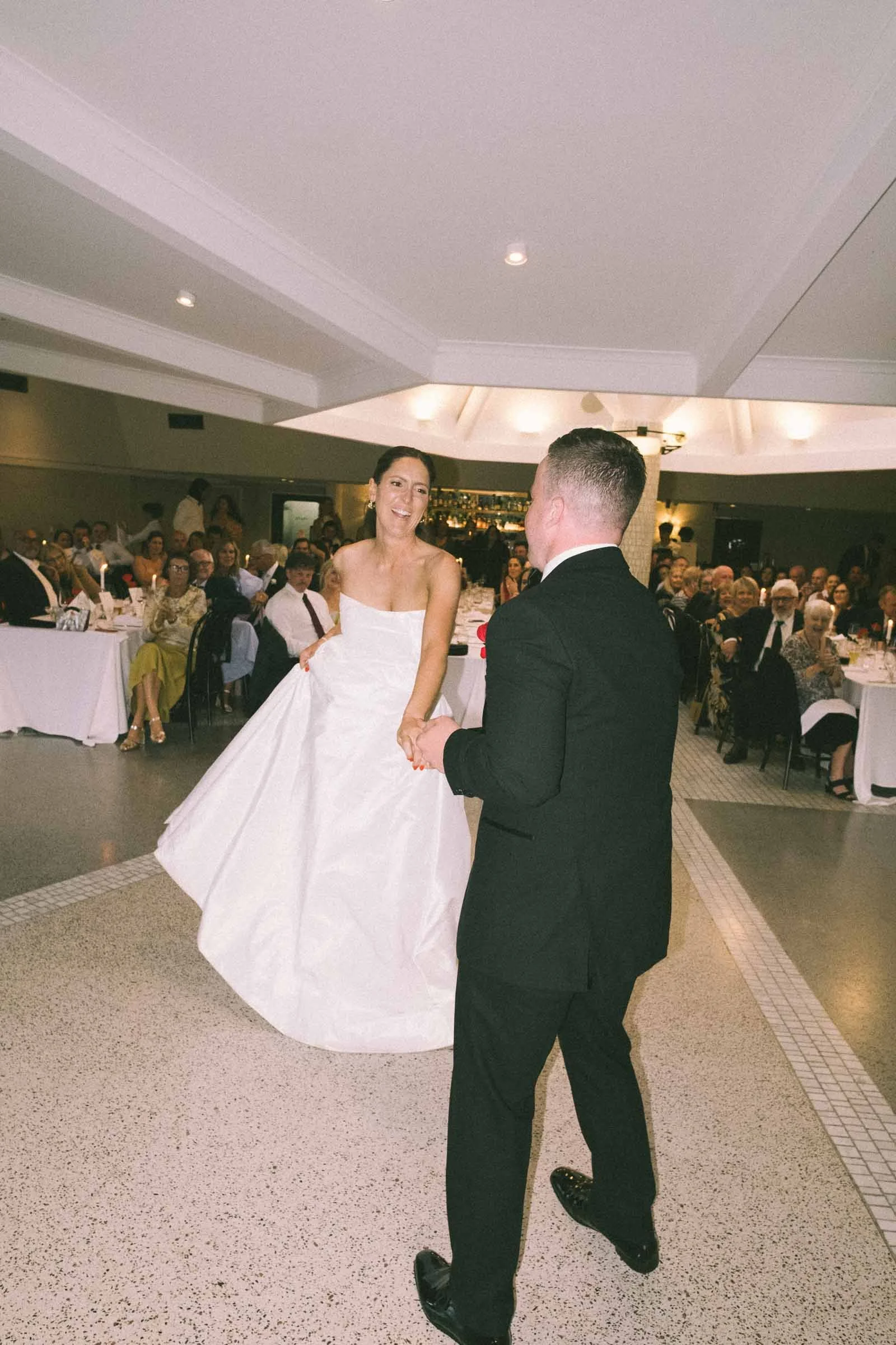 MELBOURNE BOTANICAL GARDEN WEDDING, BRIDE AND GROOM FIRST DANCE